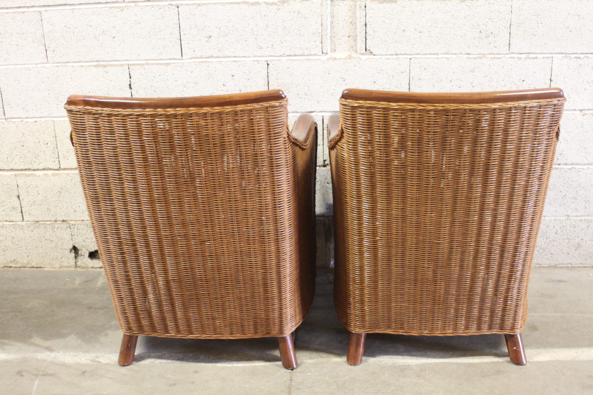 paire-fauteuils-vintage-rotin-tresse-structure-bois-vernis-mobilier-brocante-occasion-emmaus-scherwiller-etikette (5)