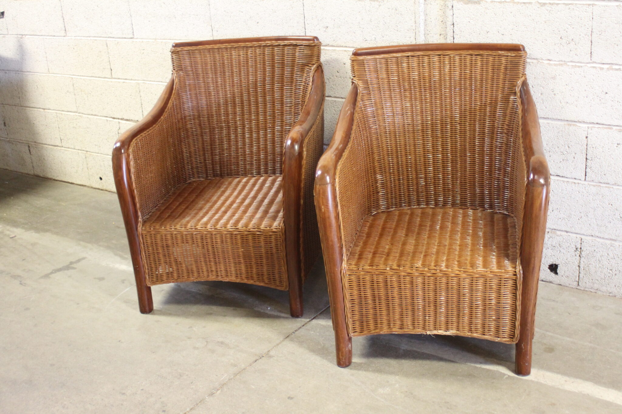 paire-fauteuils-vintage-rotin-tresse-structure-bois-vernis-mobilier-brocante-occasion-emmaus-scherwiller-etikette (6)