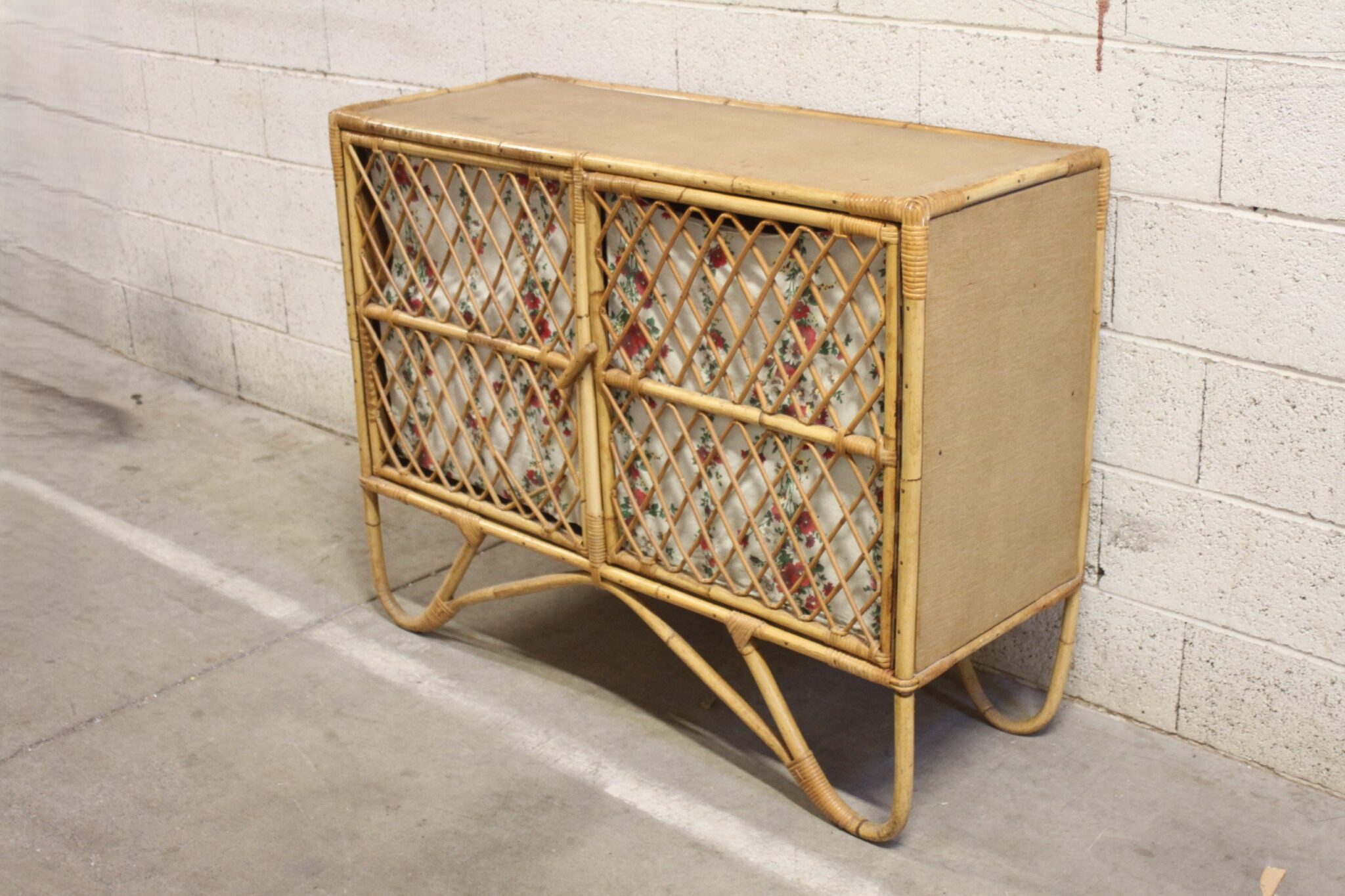 Petit buffet vintage en rotin