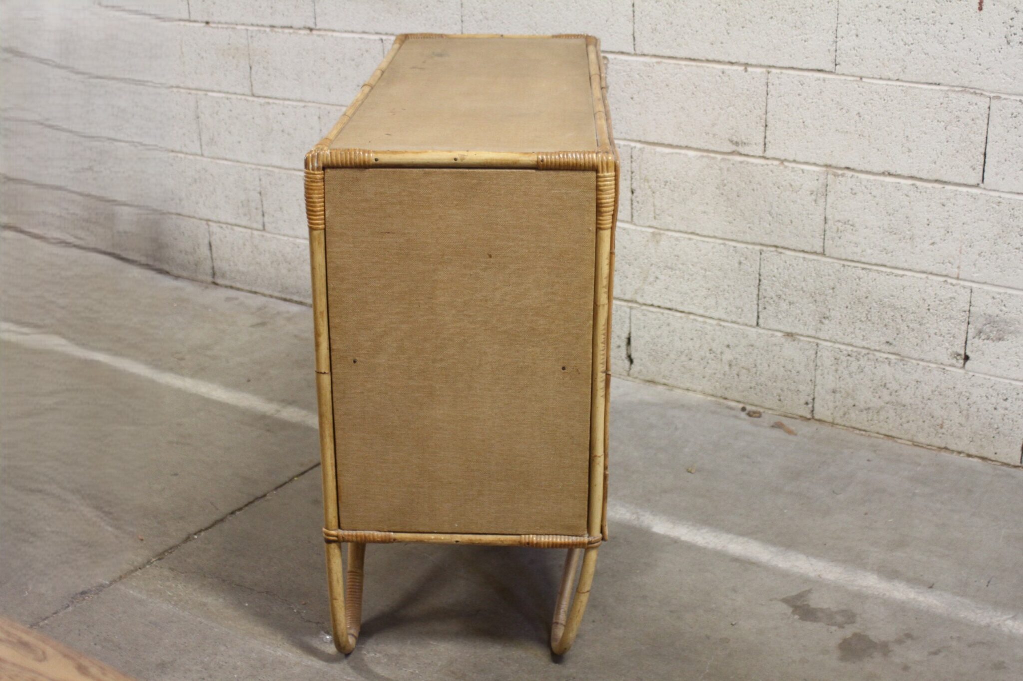 Petit buffet vintage en rotin – Image 5
