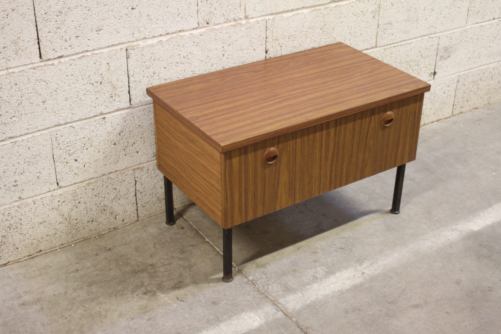 Petit meuble vintage en formica