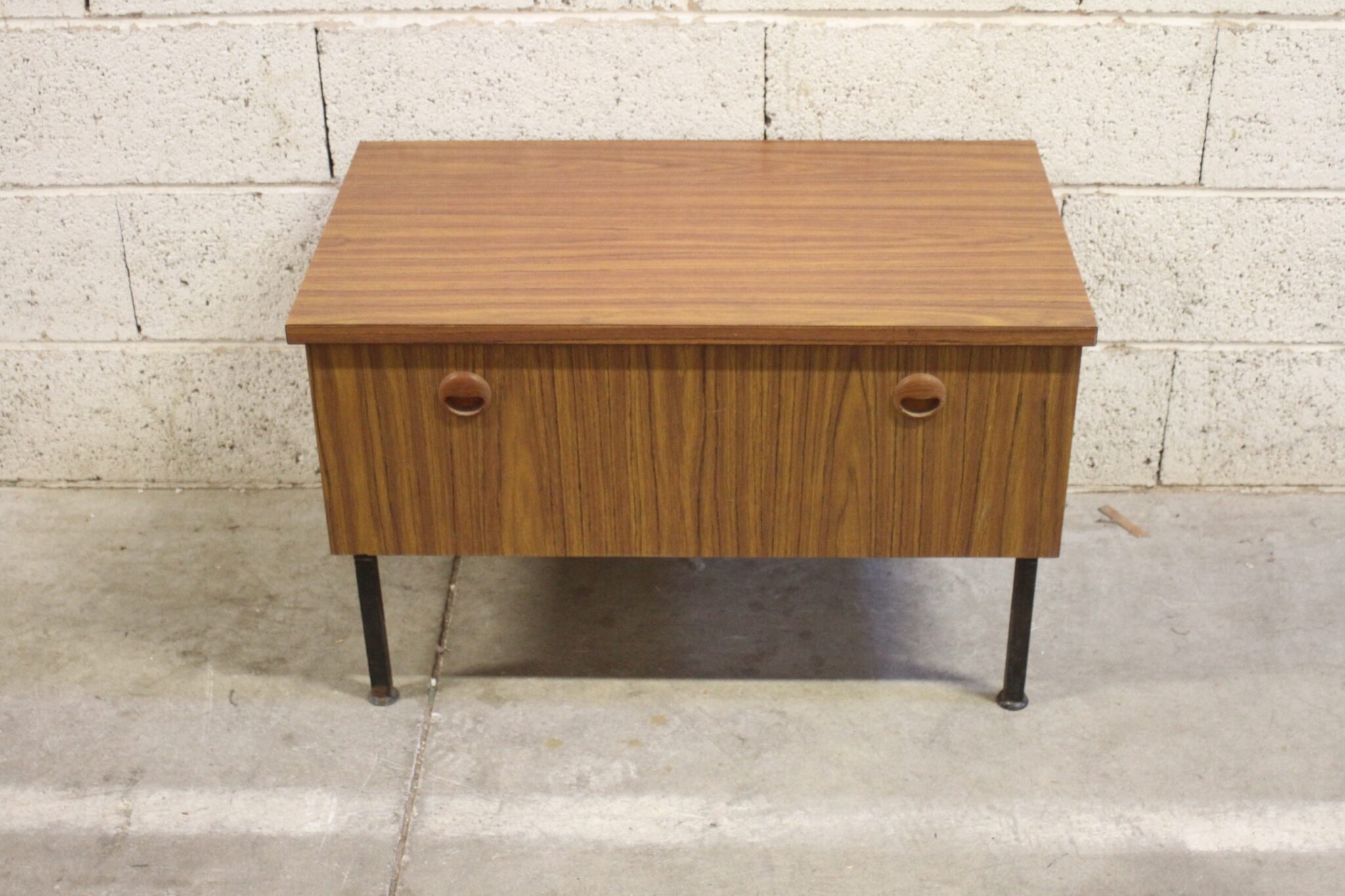 Petit meuble vintage en formica – Image 2