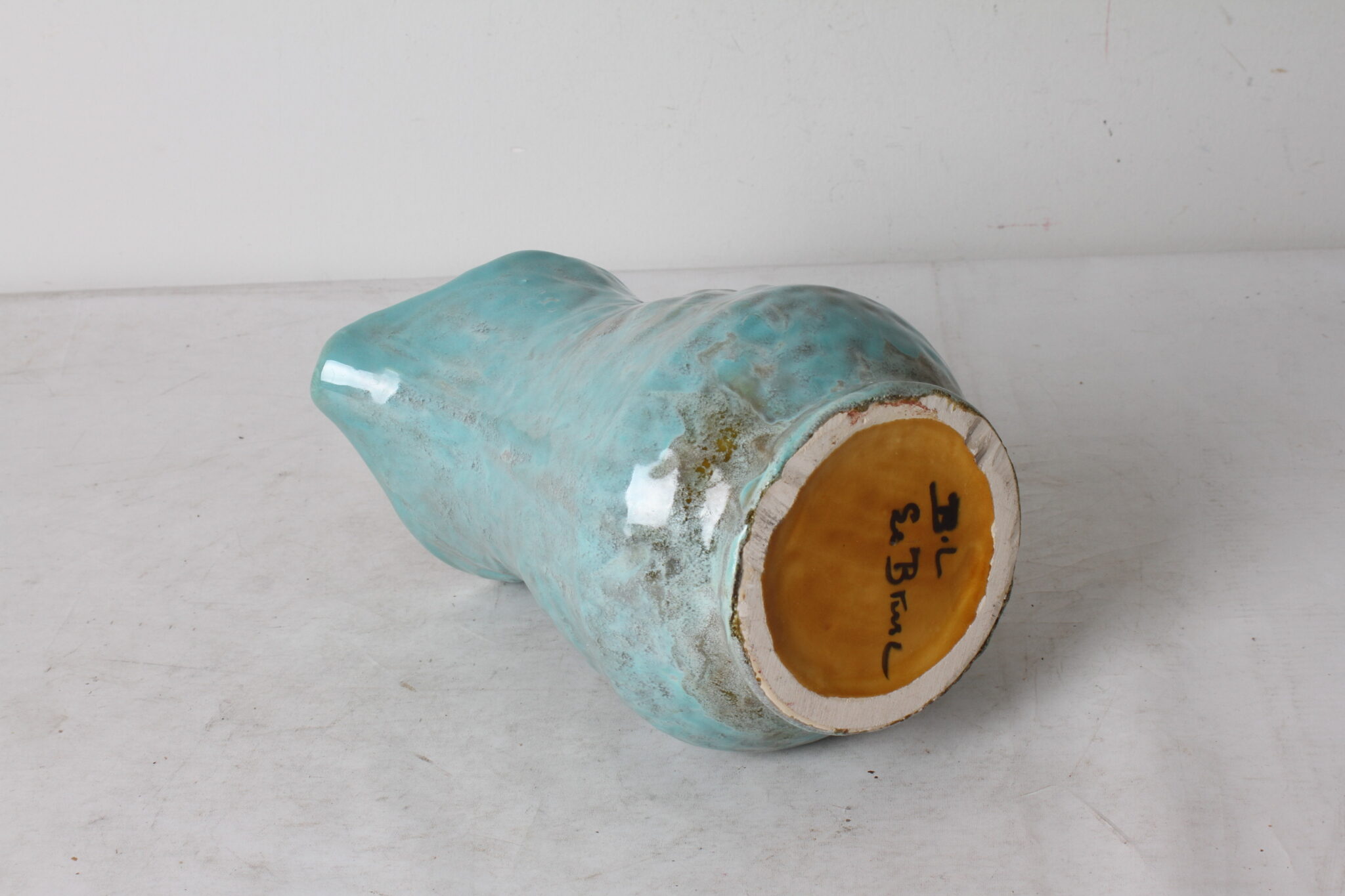 pichet-en-ceramique-texturee-emaillee-signe-b-l-le-brusc-art-de-la-table-brocante-occasion-emmaus-scherwiller-etikette (5)