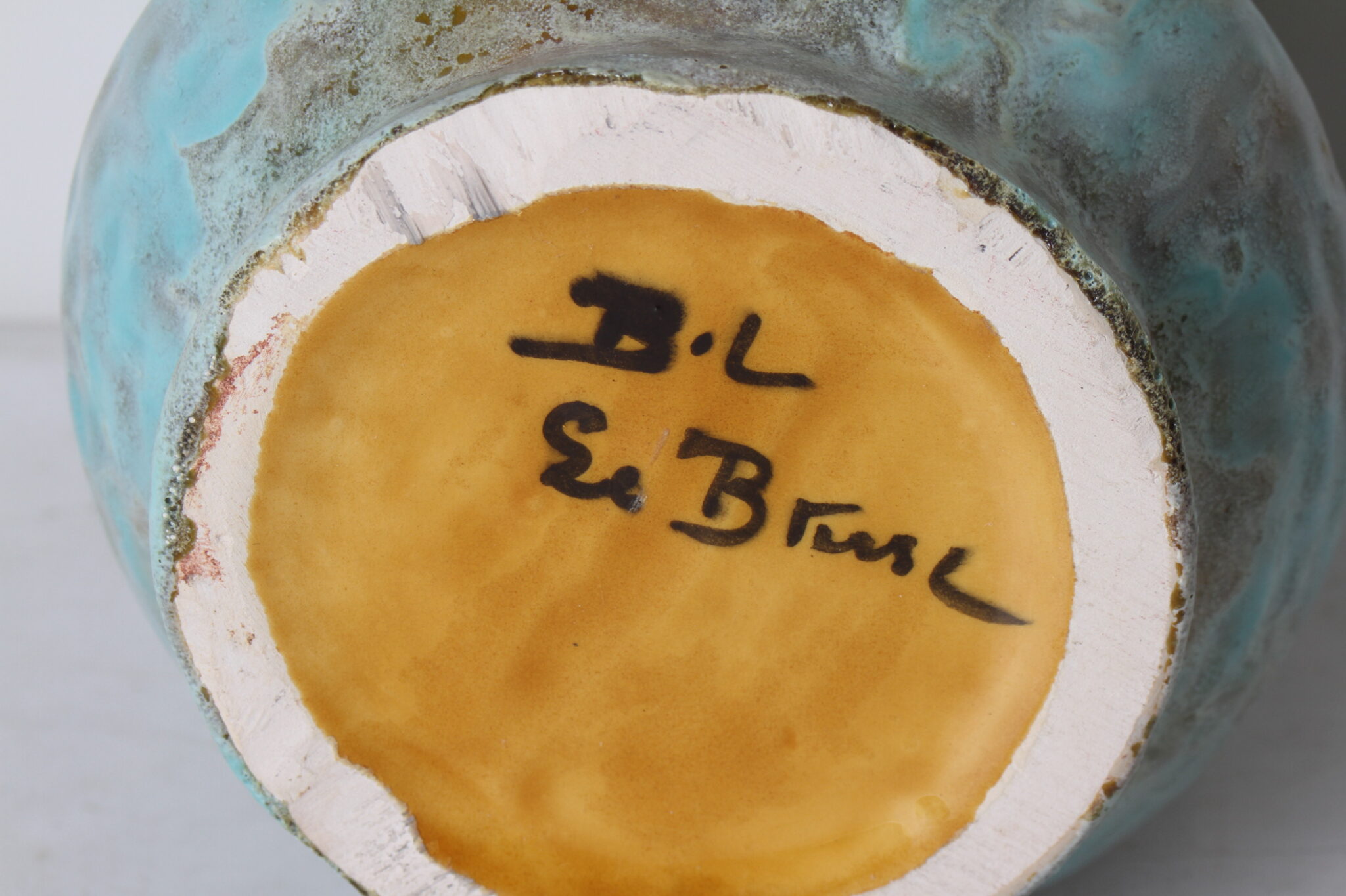 pichet-en-ceramique-texturee-emaillee-signe-b-l-le-brusc-art-de-la-table-brocante-occasion-emmaus-scherwiller-etikette (6)