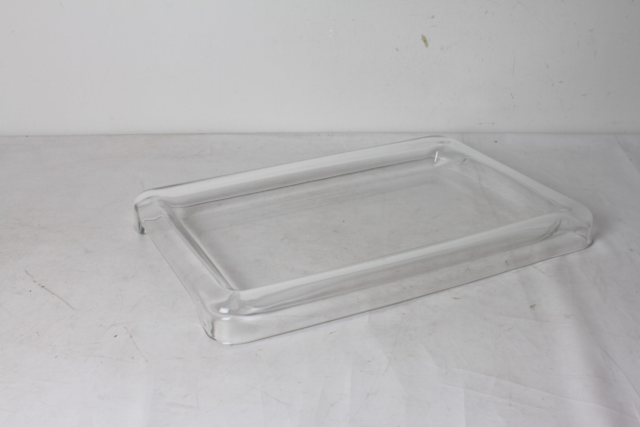 Plat design en verre épais