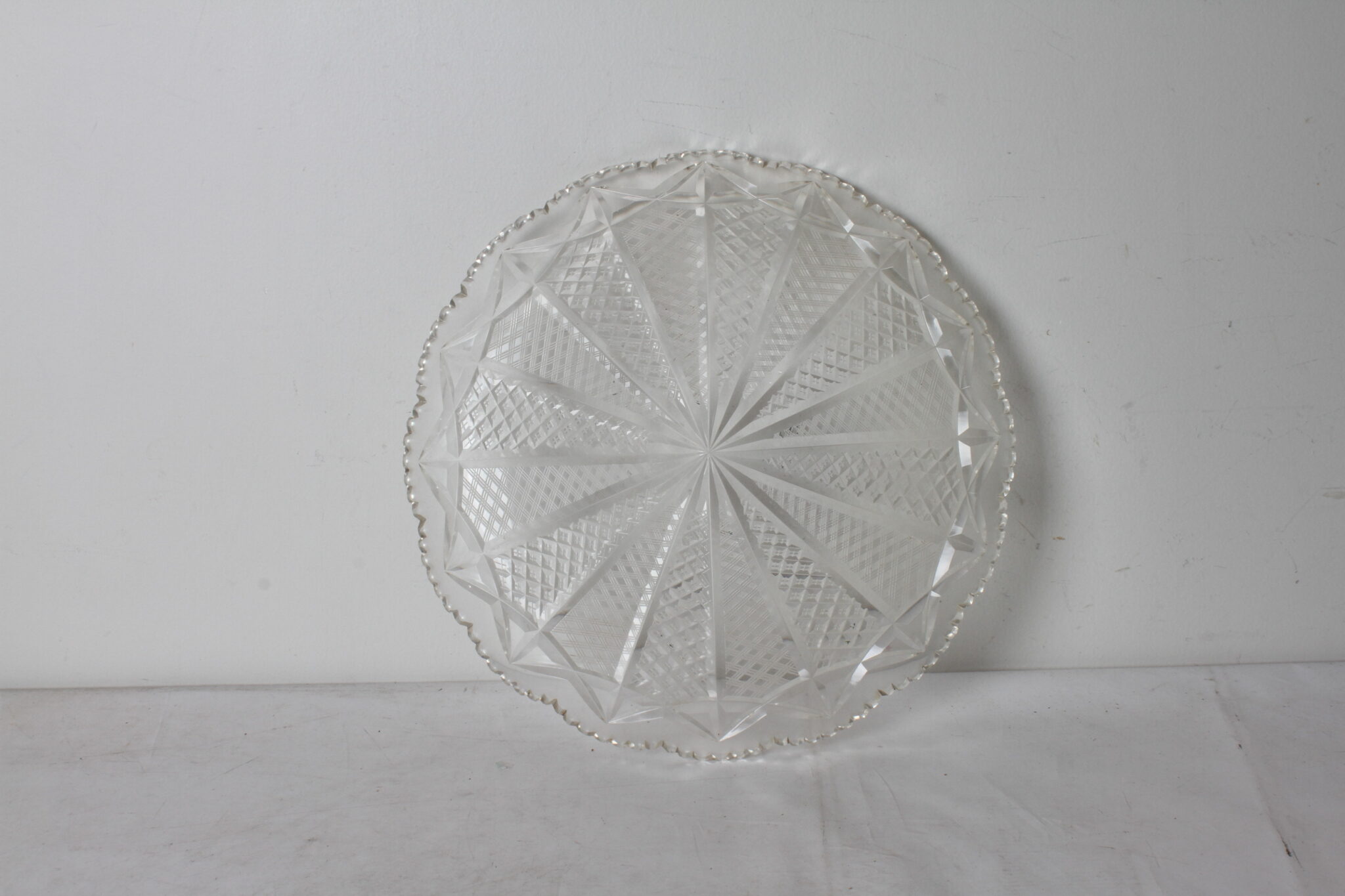 plat-rond-verre-taille-motifs-geometriques-bord-festonne-art-de-la-table-brocante-occasion-emmaus-scherwiller-etikette (1)