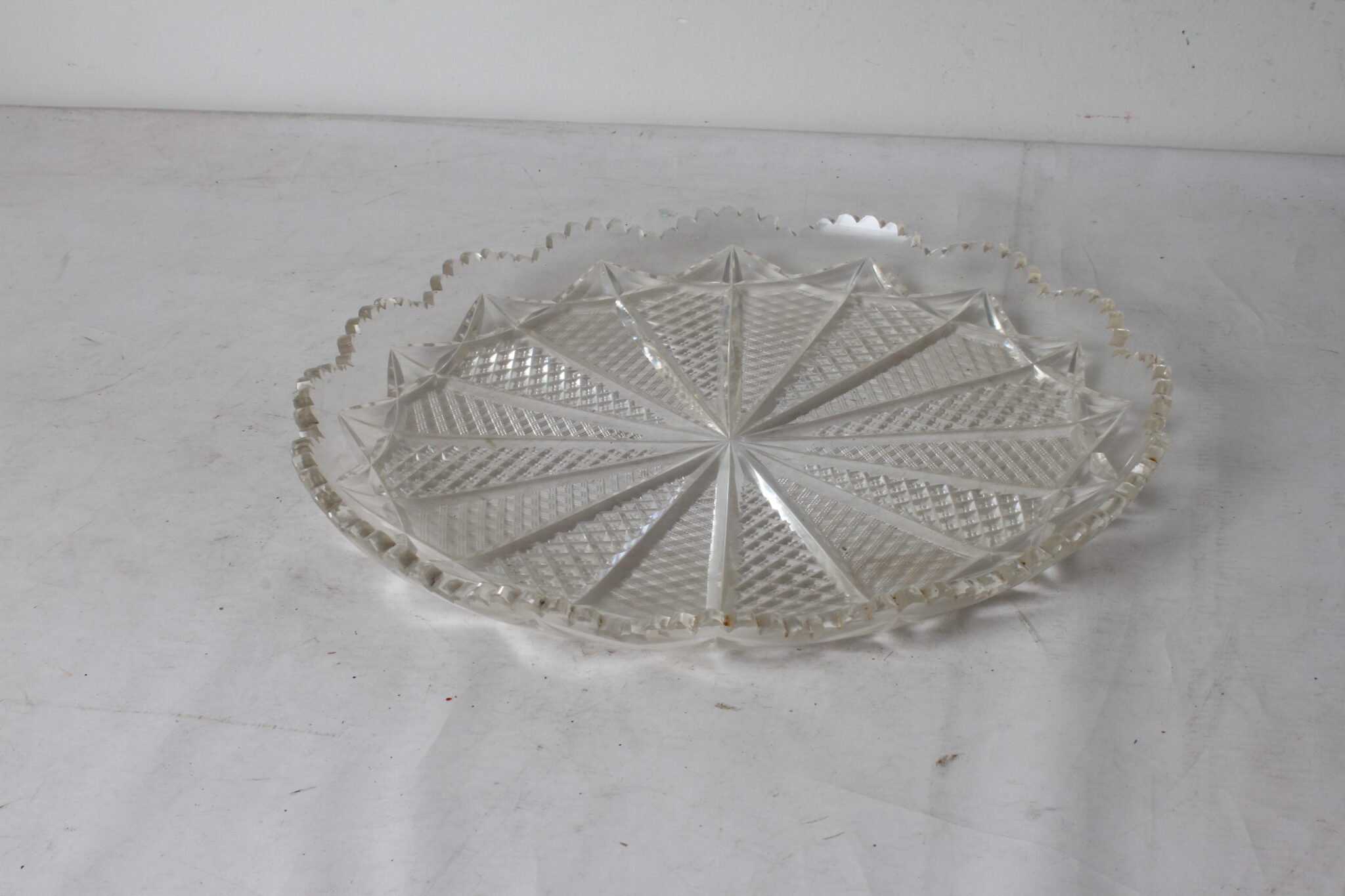 plat-rond-verre-taille-motifs-geometriques-bord-festonne-art-de-la-table-brocante-occasion-emmaus-scherwiller-etikette (2)
