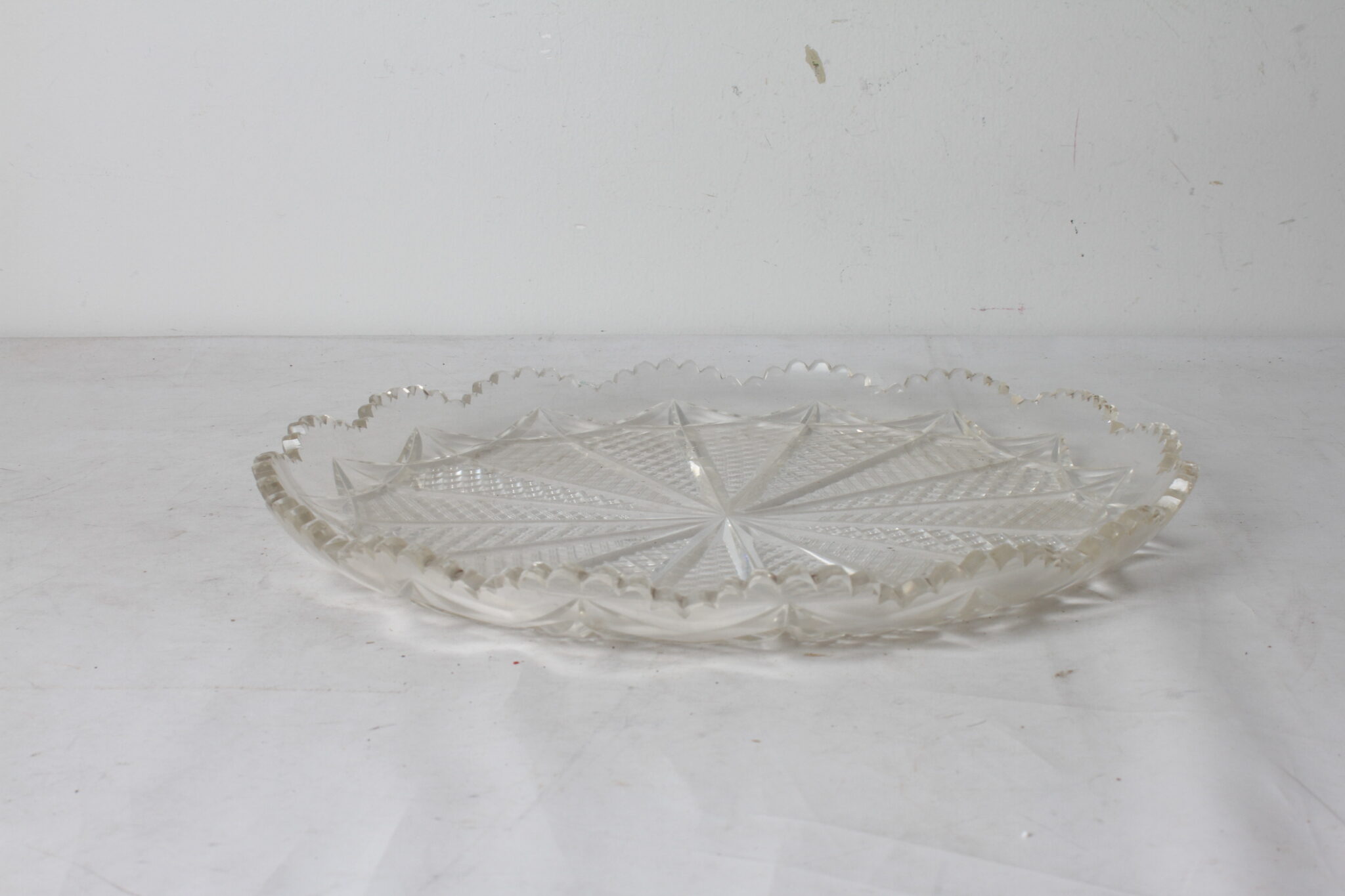 plat-rond-verre-taille-motifs-geometriques-bord-festonne-art-de-la-table-brocante-occasion-emmaus-scherwiller-etikette (3)