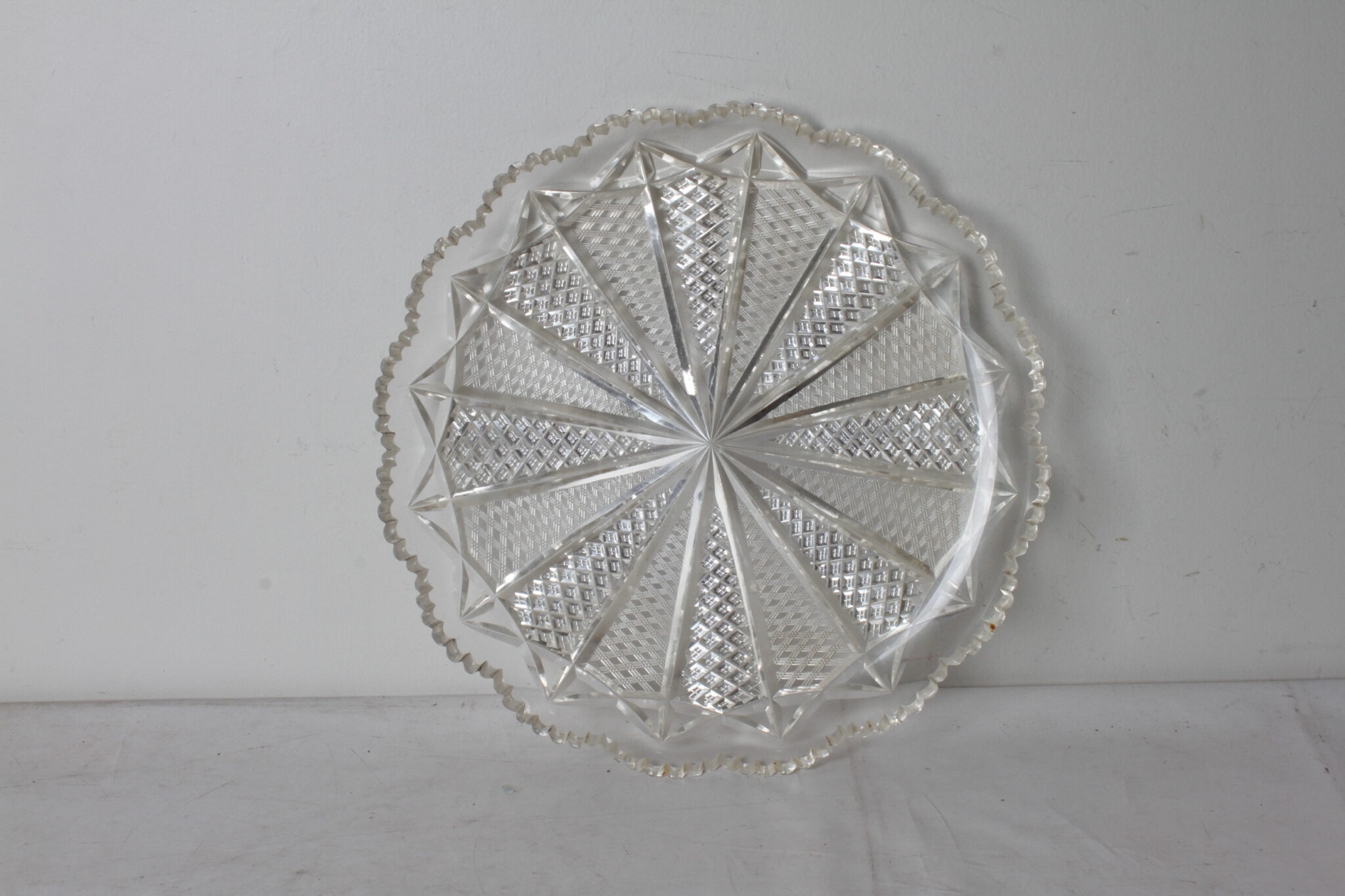 plat-rond-verre-taille-motifs-geometriques-bord-festonne-art-de-la-table-brocante-occasion-emmaus-scherwiller-etikette (4)