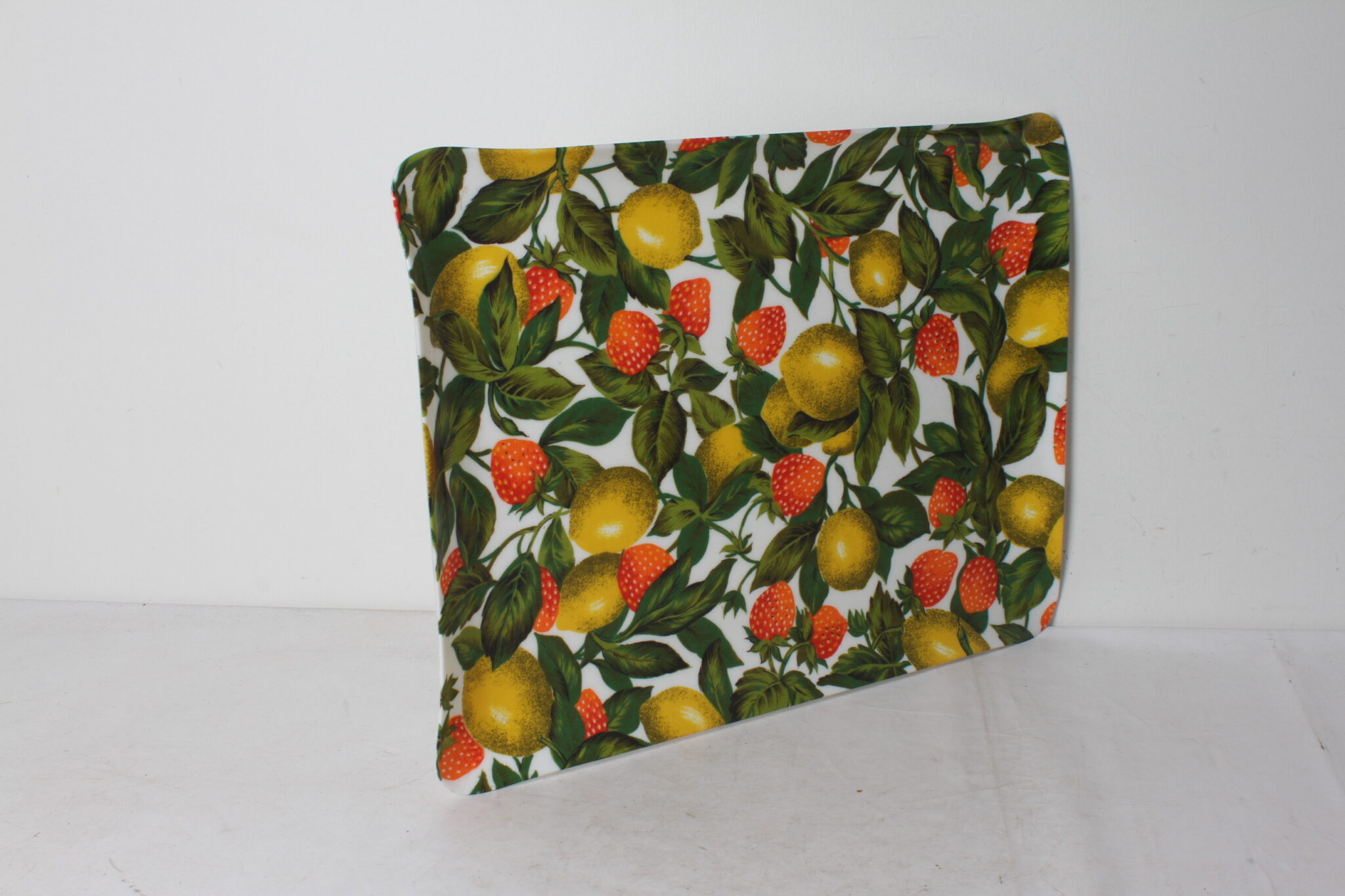 plateau-de-service-rectangumlaire-vintage-en-melamine-maruqe-textray-italie-decor-citrons-fraises-art-de-la-table-objets-deco-brocante-occasion-emmaus-scherwiller-etikette (2)
