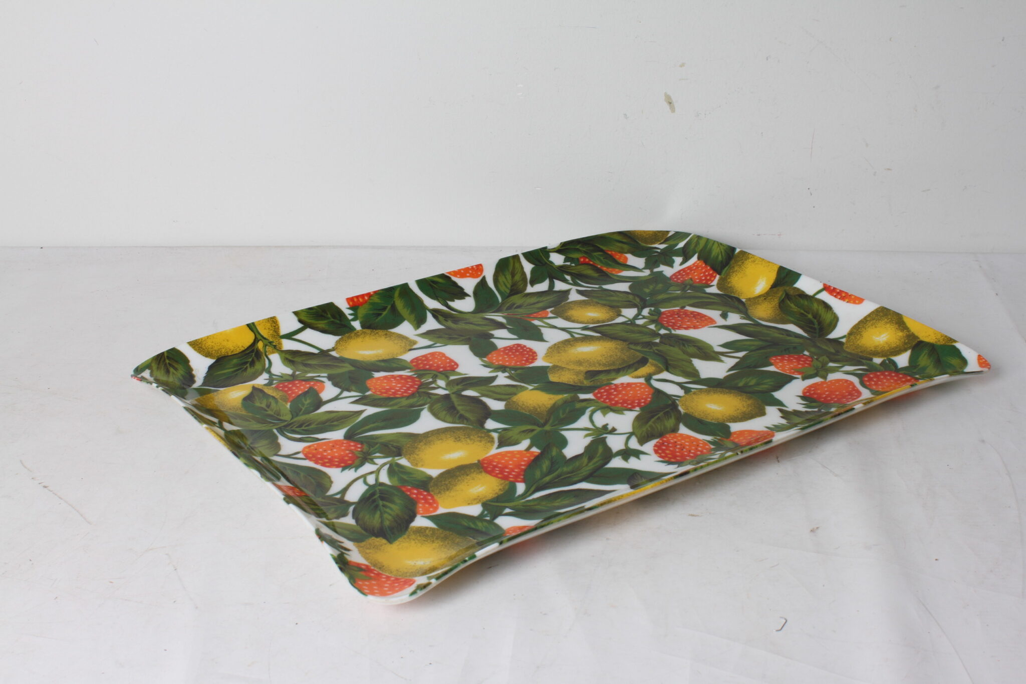 plateau-de-service-rectangumlaire-vintage-en-melamine-maruqe-textray-italie-decor-citrons-fraises-art-de-la-table-objets-deco-brocante-occasion-emmaus-scherwiller-etikette (3)