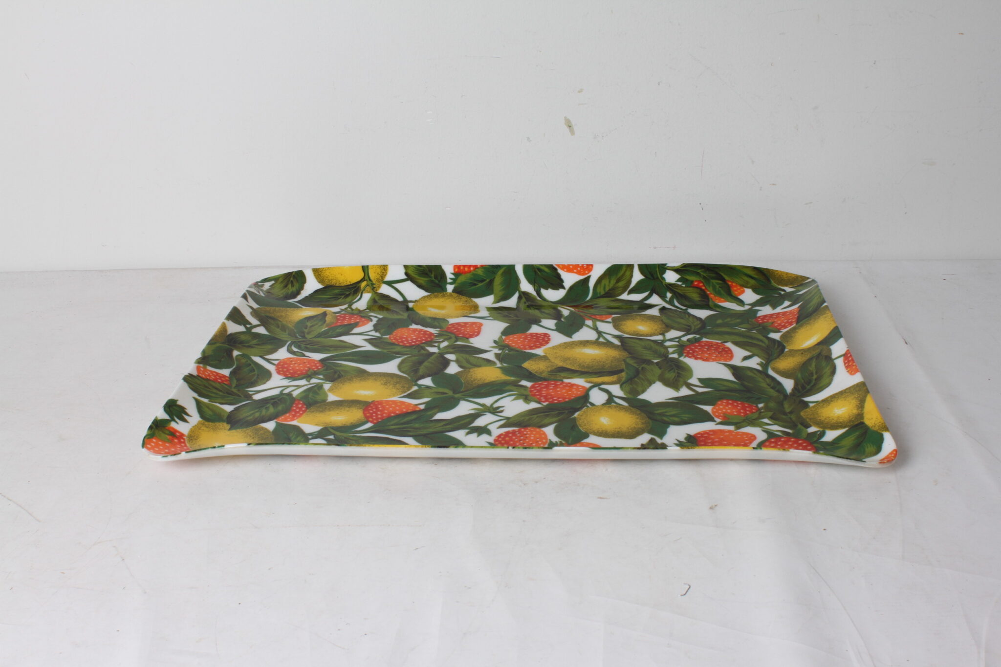 plateau-de-service-rectangumlaire-vintage-en-melamine-maruqe-textray-italie-decor-citrons-fraises-art-de-la-table-objets-deco-brocante-occasion-emmaus-scherwiller-etikette (4)