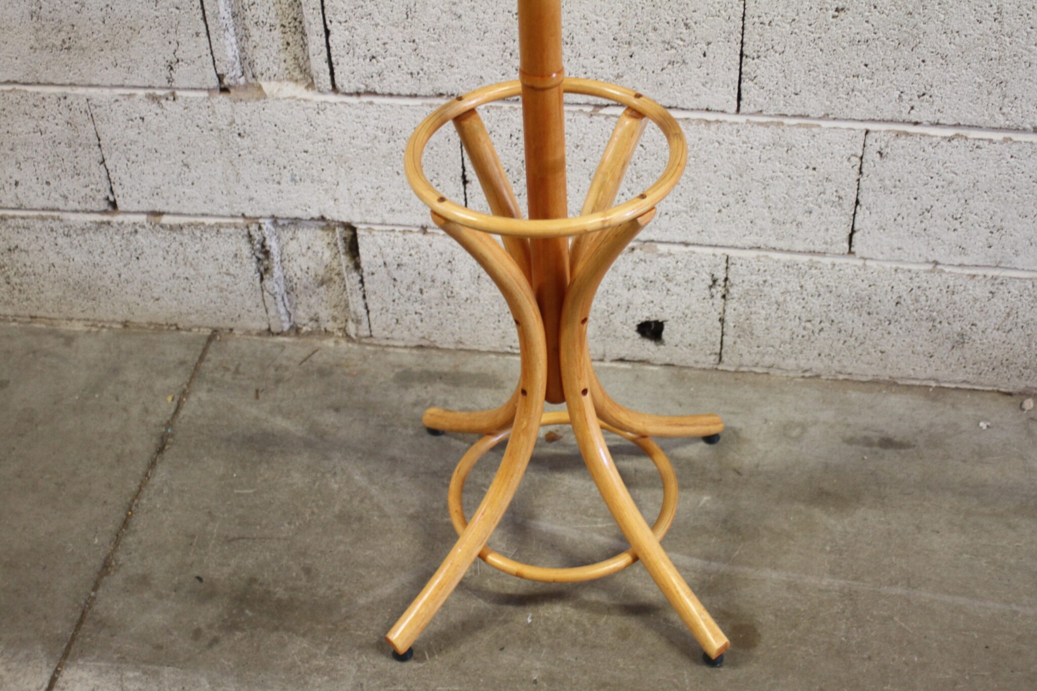 porte-manteaux-perroquet-vintage-bois-clair-courbe-porte-parapluie-objets-deco-brocante-occasion-emmaus-scherwiller-etikette (1)