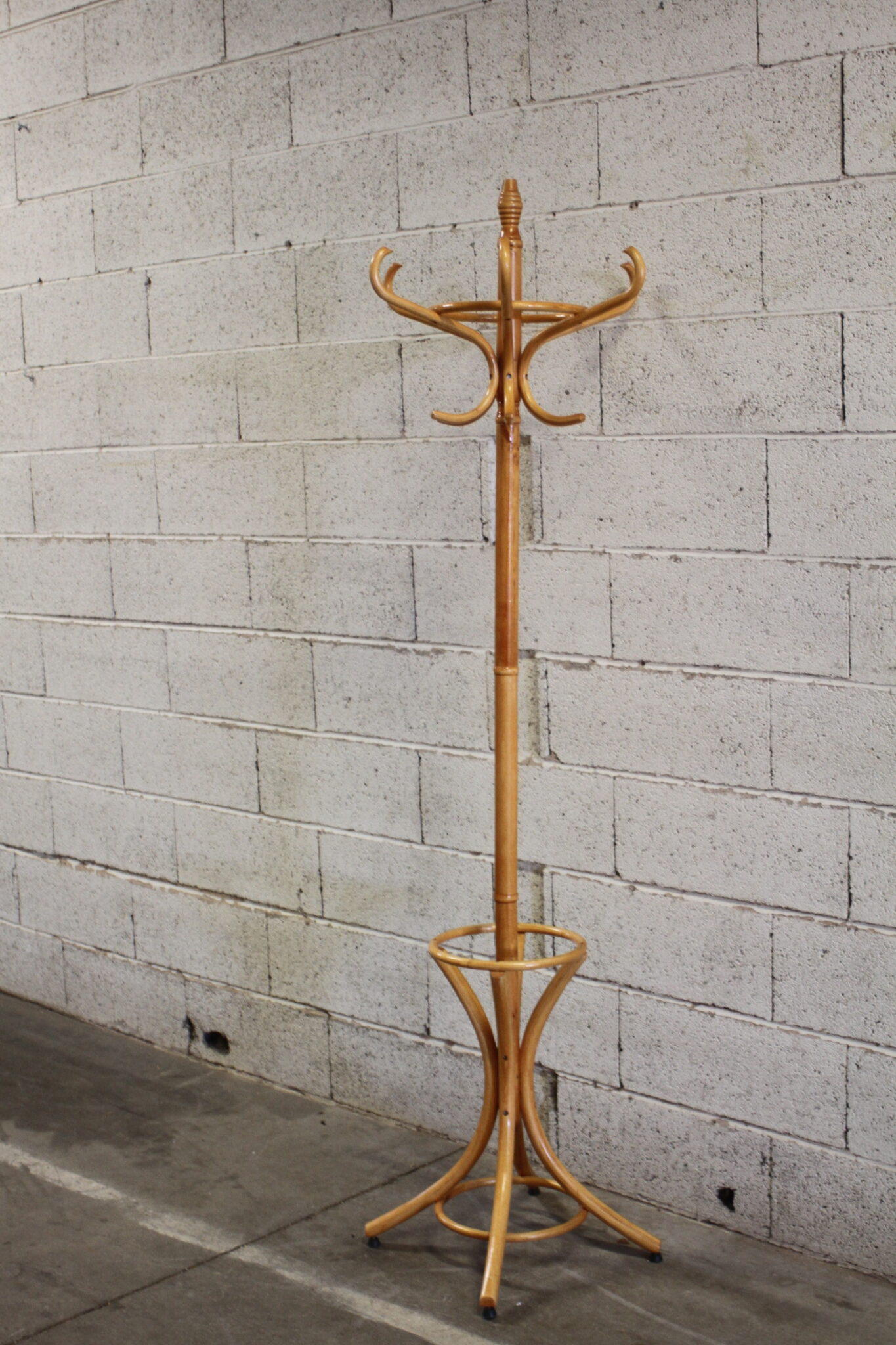 porte-manteaux-perroquet-vintage-bois-clair-courbe-porte-parapluie-objets-deco-brocante-occasion-emmaus-scherwiller-etikette (2)