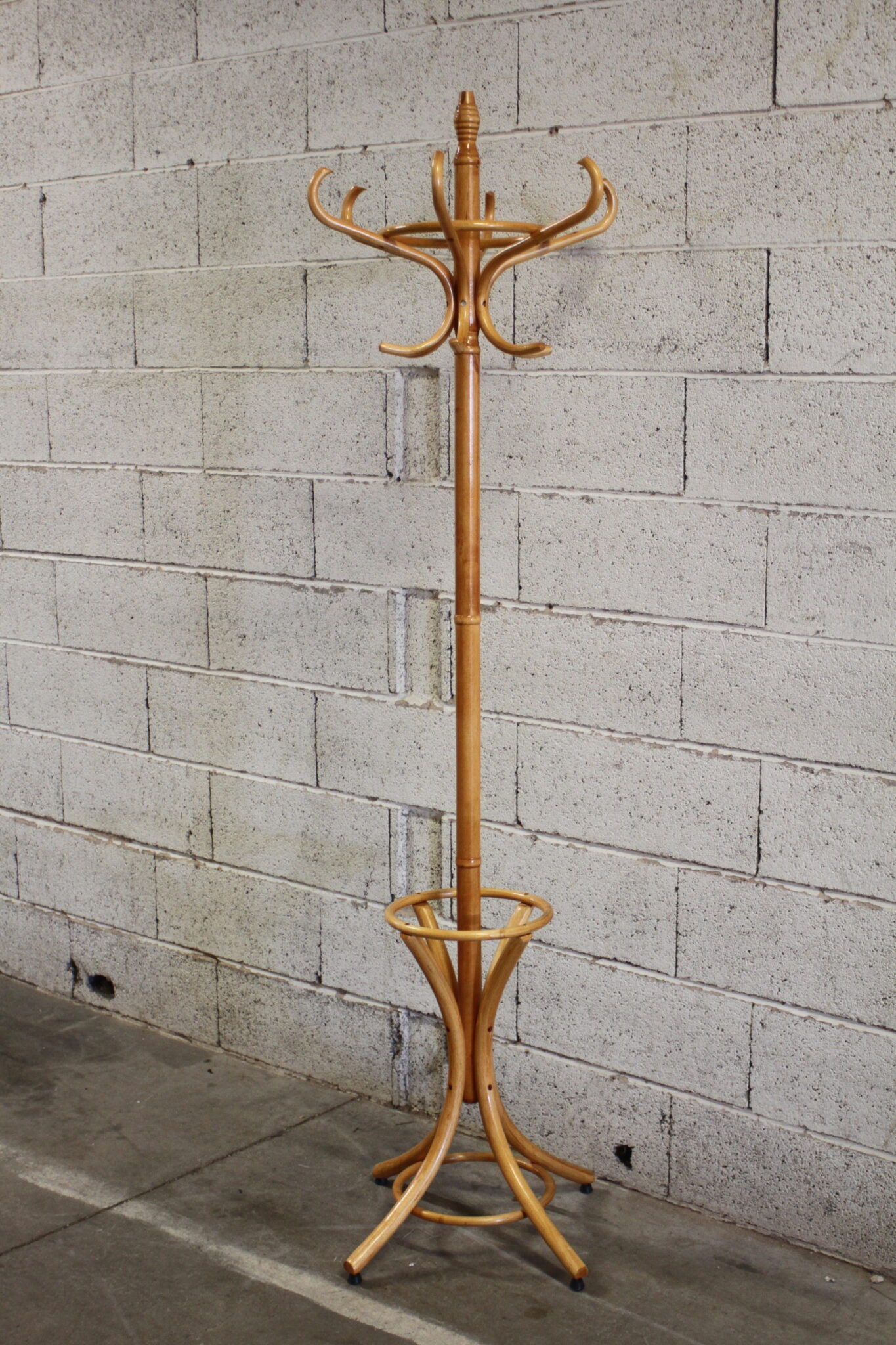 porte-manteaux-perroquet-vintage-bois-clair-courbe-porte-parapluie-objets-deco-brocante-occasion-emmaus-scherwiller-etikette (3)