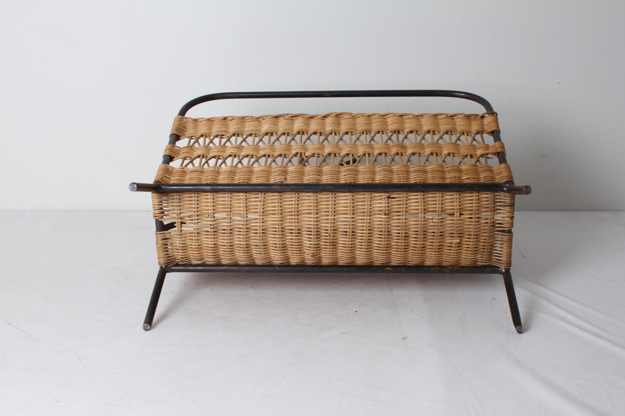 porte-revues-en-fer-forge-et-rotin-tresse-objets-deco-brocante-occasion-emmaus-scherwiller-etikette (1)