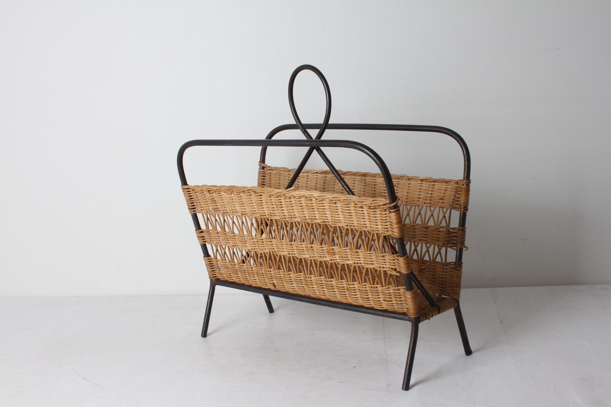 porte-revues-en-fer-forge-et-rotin-tresse-objets-deco-brocante-occasion-emmaus-scherwiller-etikette (2)
