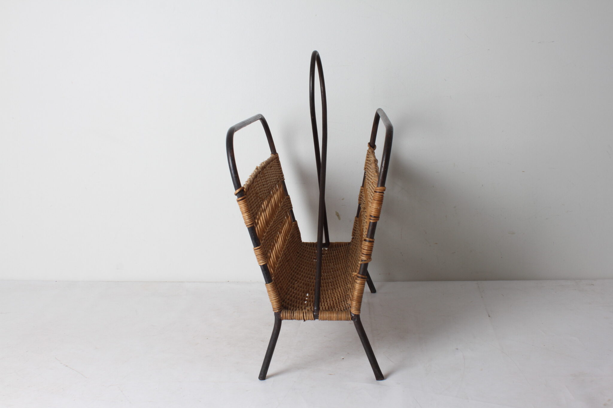 porte-revues-en-fer-forge-et-rotin-tresse-objets-deco-brocante-occasion-emmaus-scherwiller-etikette (3)
