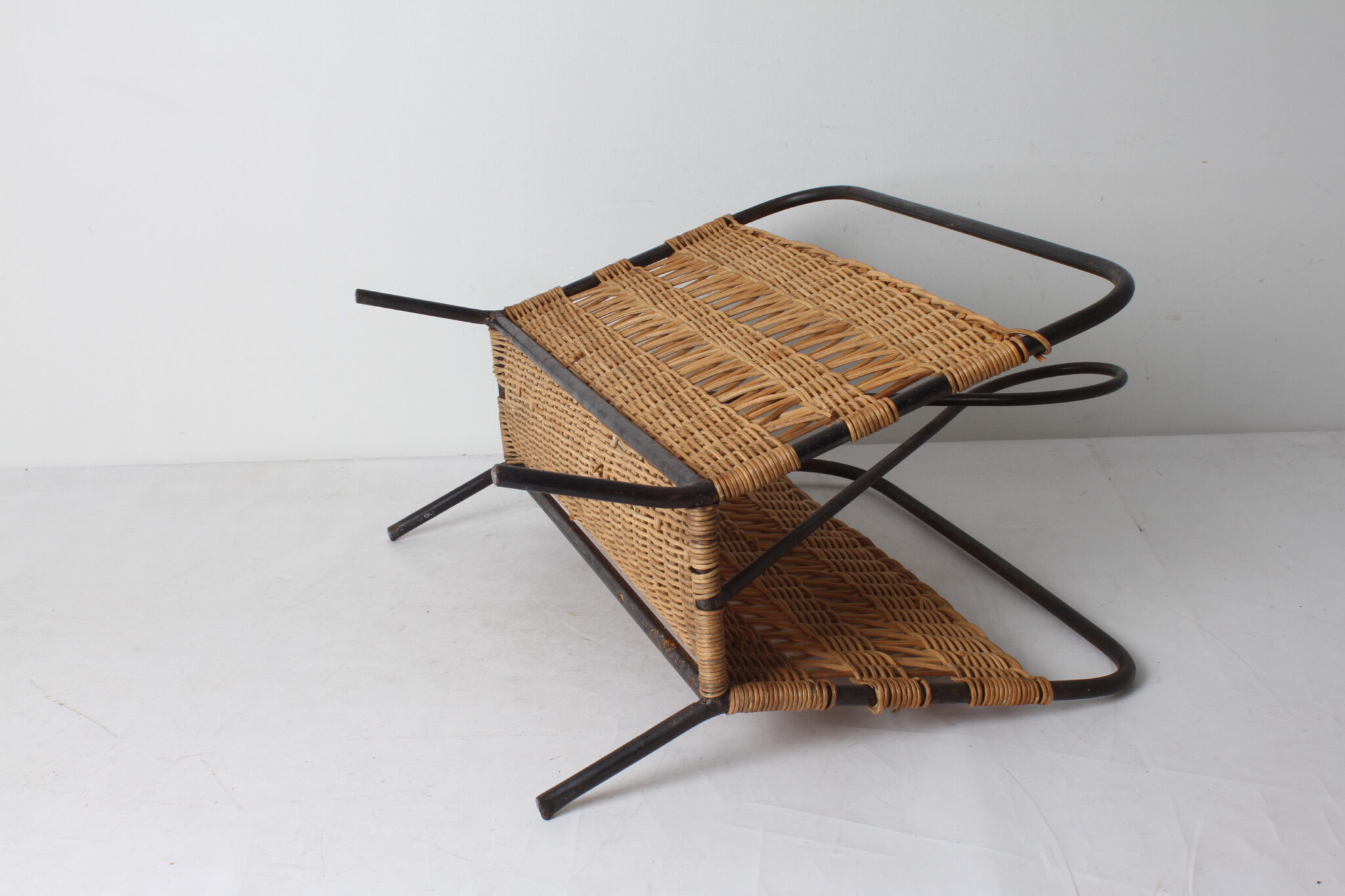 porte-revues-en-fer-forge-et-rotin-tresse-objets-deco-brocante-occasion-emmaus-scherwiller-etikette (4)