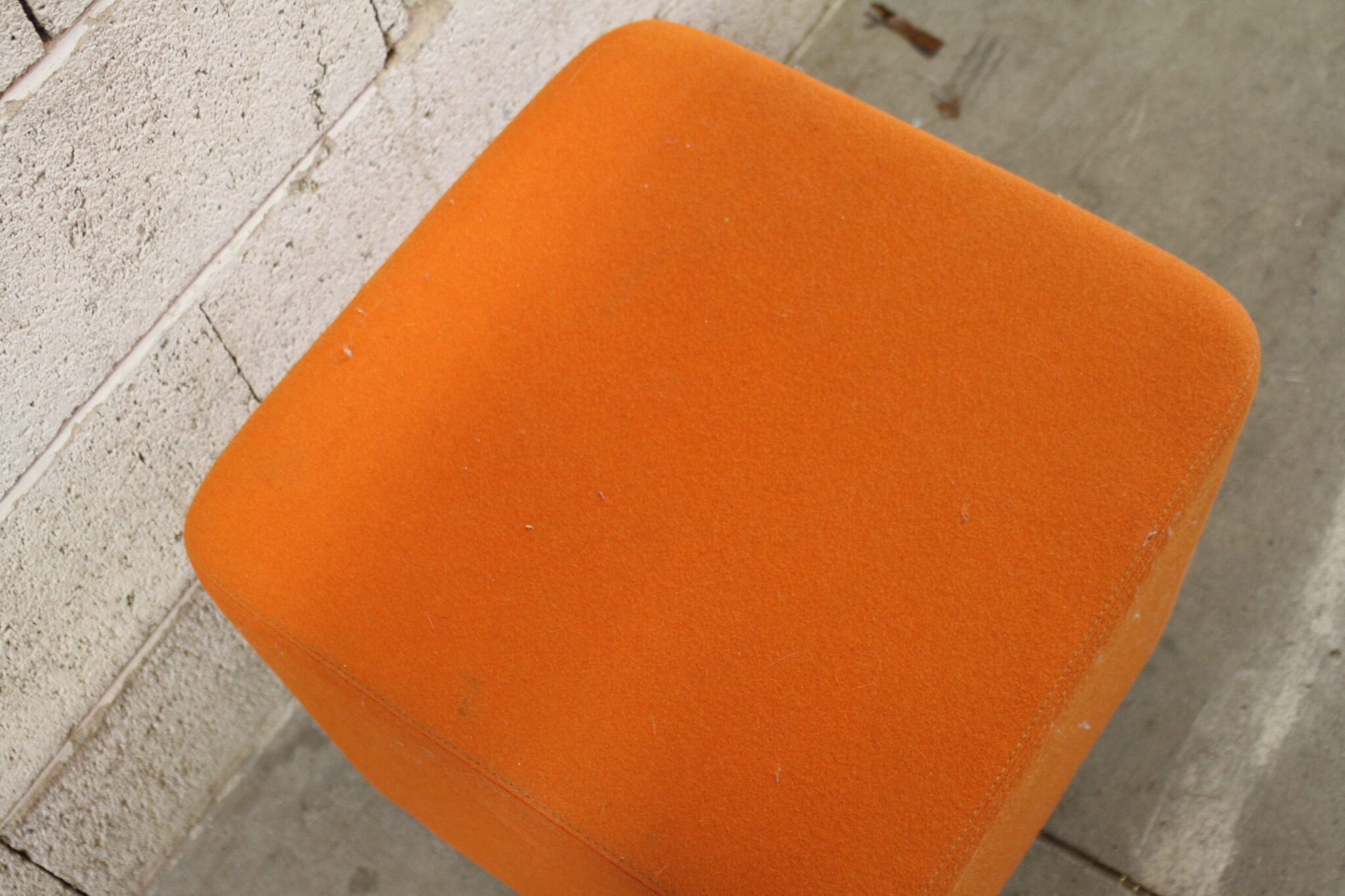 pouf-carre-orange-vif-tissu-feutrine-sur-pieds-mobilier-brocante-occasion-emmaus-scherwiller-etikette (1)