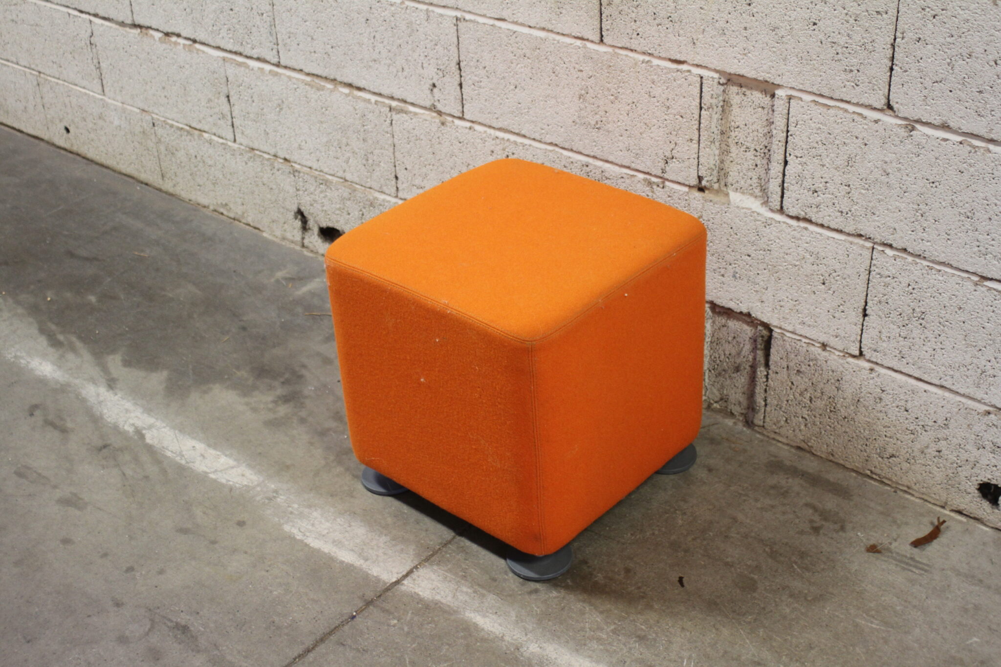 pouf-carre-orange-vif-tissu-feutrine-sur-pieds-mobilier-brocante-occasion-emmaus-scherwiller-etikette (2)