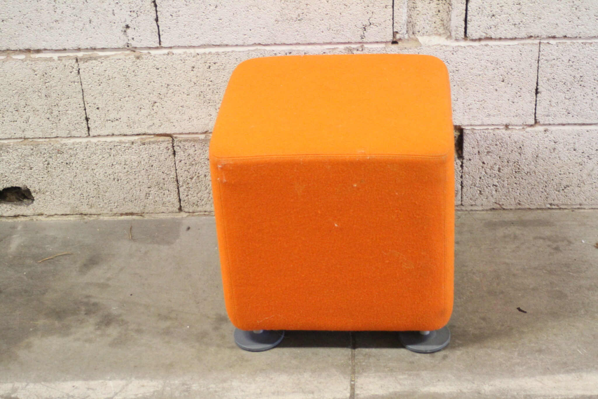 pouf-carre-orange-vif-tissu-feutrine-sur-pieds-mobilier-brocante-occasion-emmaus-scherwiller-etikette (3)