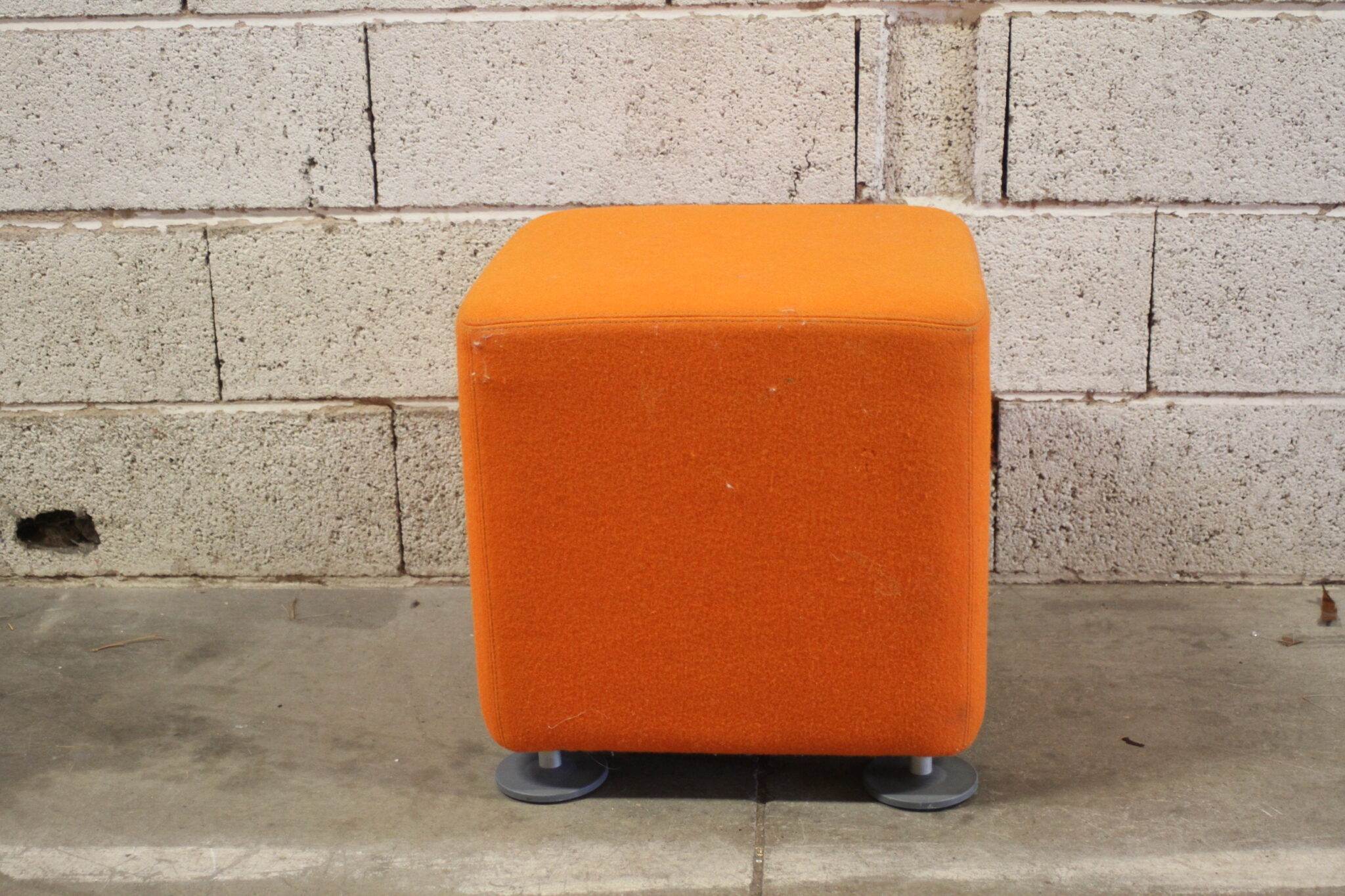 pouf-carre-orange-vif-tissu-feutrine-sur-pieds-mobilier-brocante-occasion-emmaus-scherwiller-etikette (4)