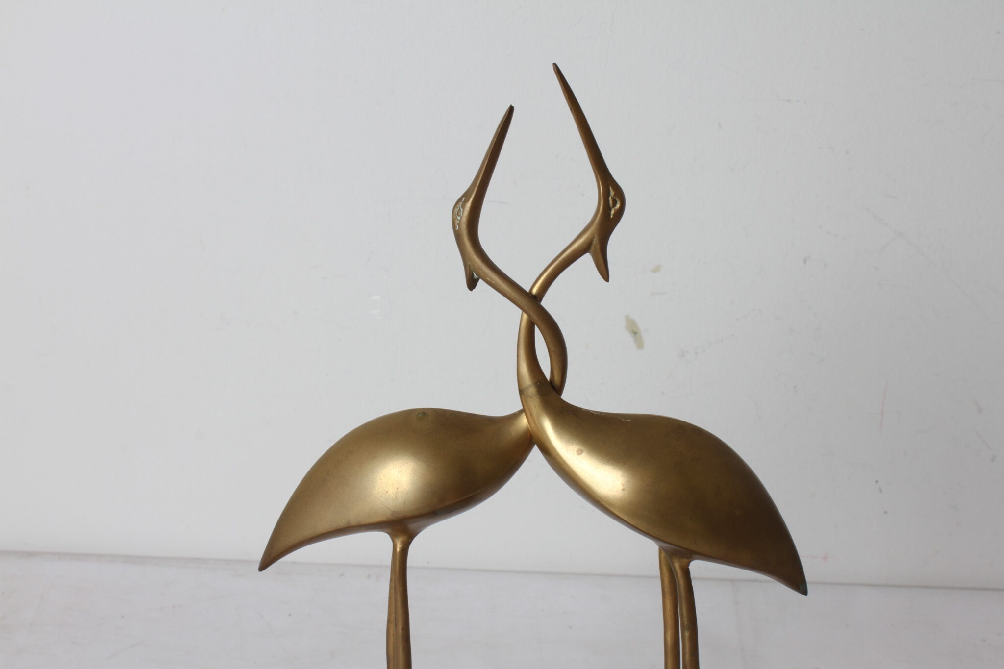 sculpture-decorative-couple-herons-cous-entrelaces-laiton-dore-sur-socle-feuille-objets-deco-brocante-occasion-emmaus-scherwiller-etikette (1)