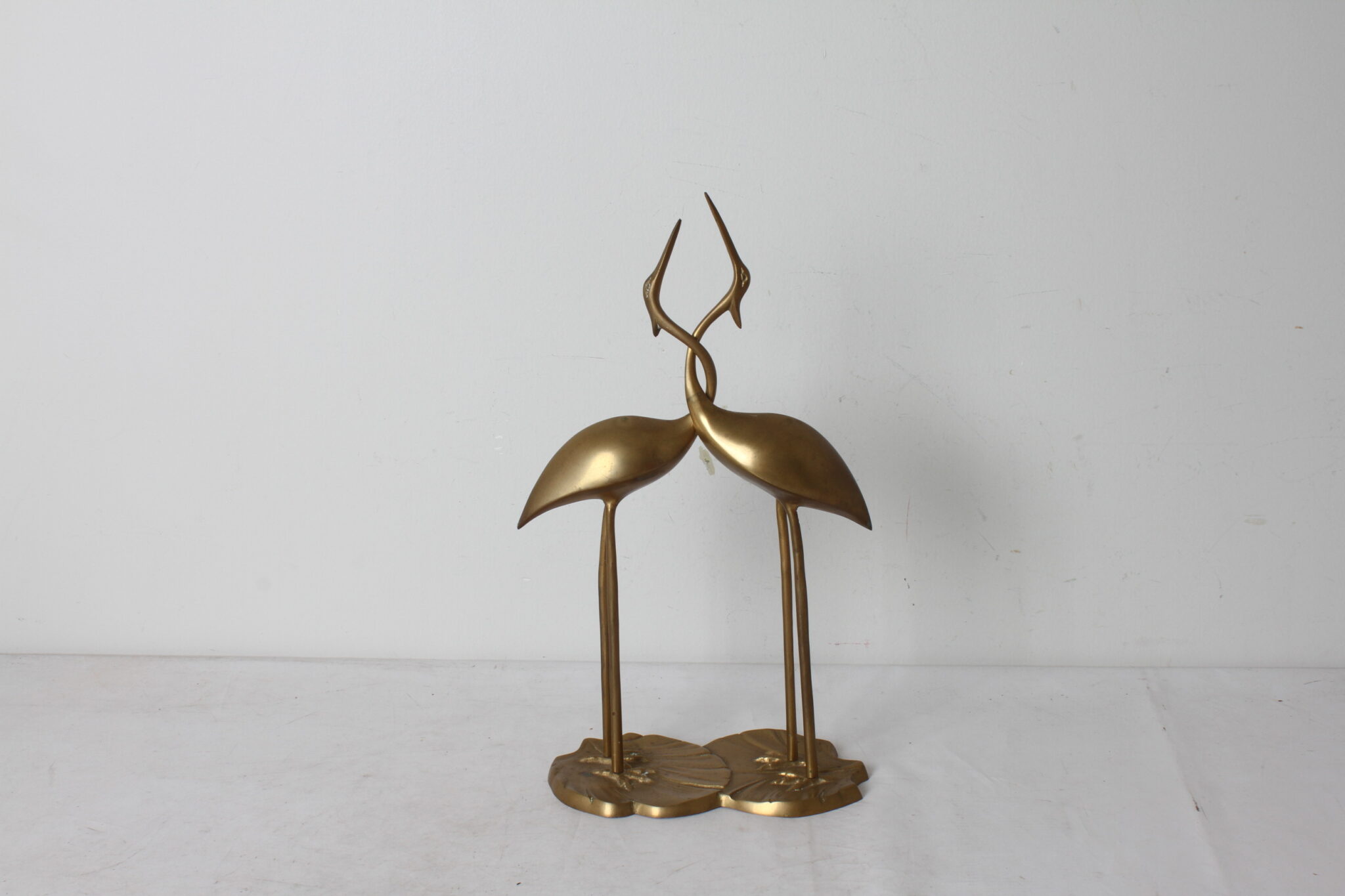 sculpture-decorative-couple-herons-cous-entrelaces-laiton-dore-sur-socle-feuille-objets-deco-brocante-occasion-emmaus-scherwiller-etikette (3)