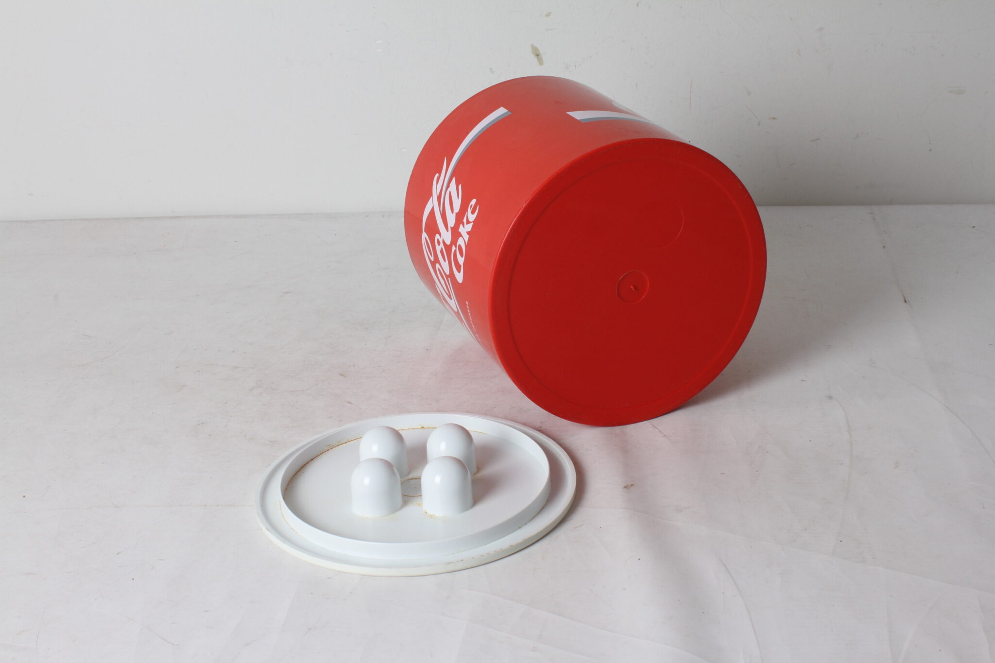 seau-a-glacons-publicitaire-coca-cola-plastique-marques-deposees-art-de-la-table-brocante-occasion-emmaus-scherwiller-etikette (1)
