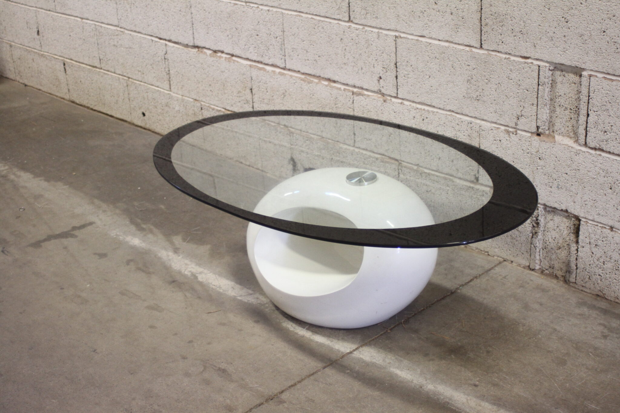table-basse-moderne-ovale-plateau-verre-pietement-spherique-ajoure-blanc-mobilier-design-brocante-occasion-emmaus-scherwiller-etikette (2)