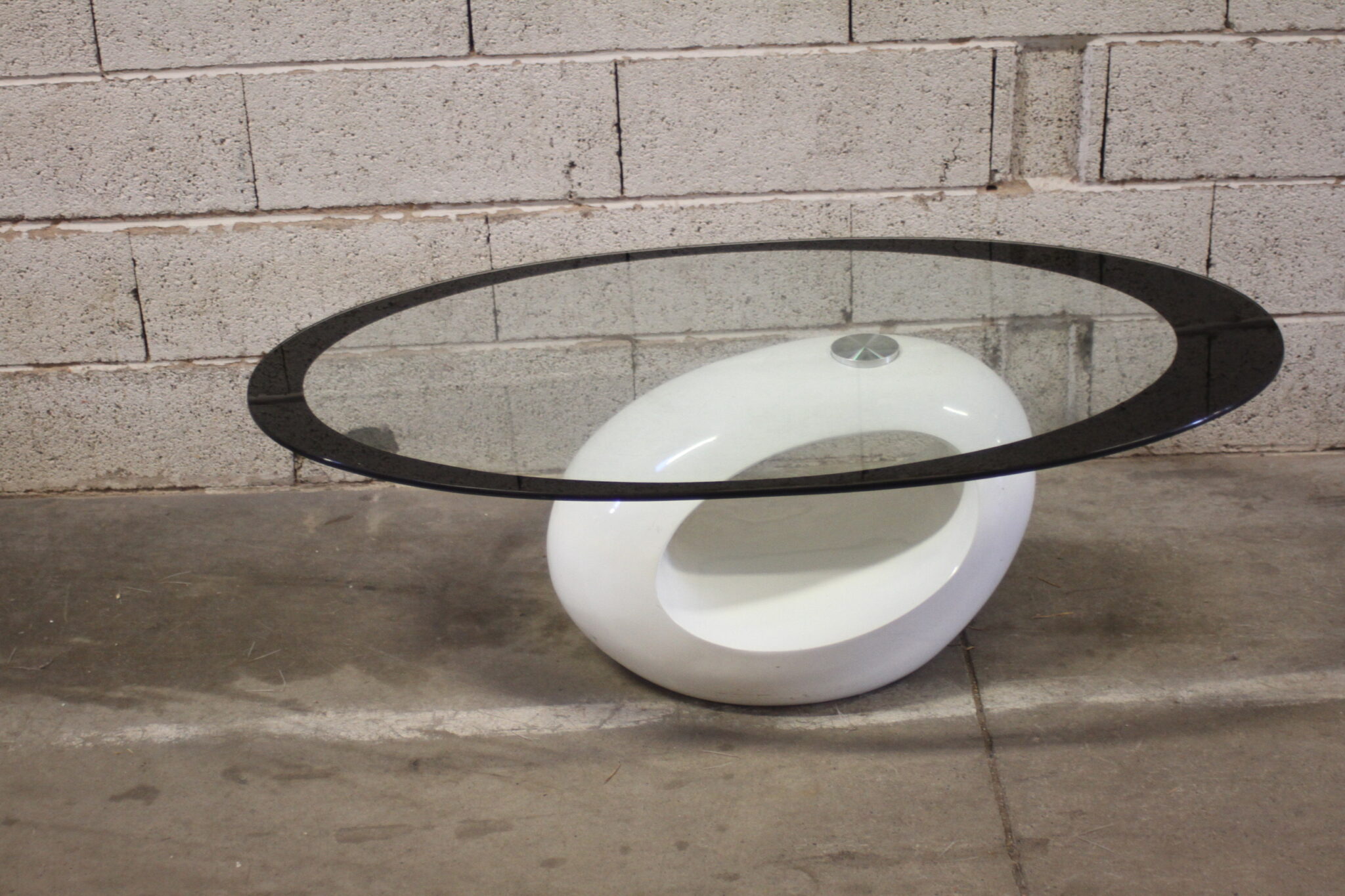 table-basse-moderne-ovale-plateau-verre-pietement-spherique-ajoure-blanc-mobilier-design-brocante-occasion-emmaus-scherwiller-etikette (3)