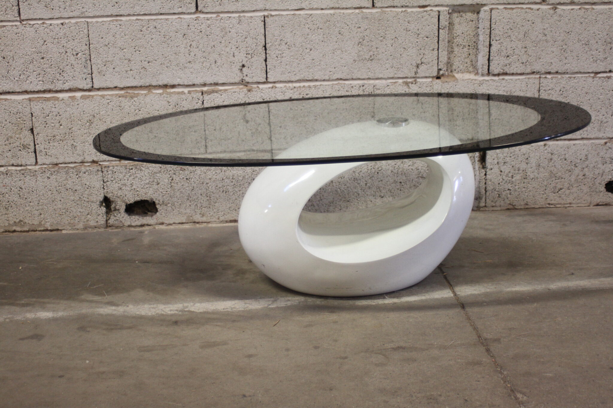 table-basse-moderne-ovale-plateau-verre-pietement-spherique-ajoure-blanc-mobilier-design-brocante-occasion-emmaus-scherwiller-etikette (4)
