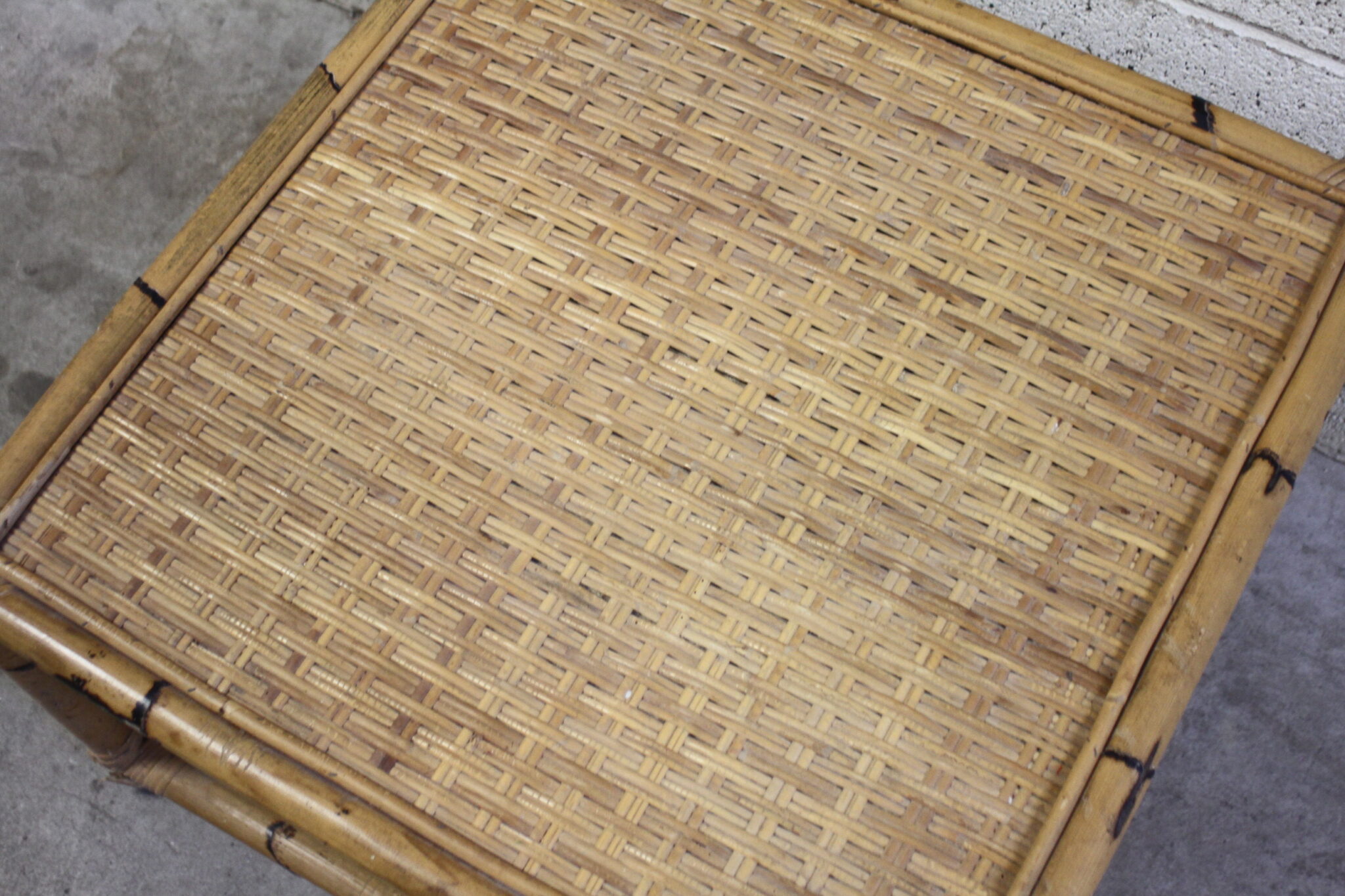 table-basse-vintage-carree-rotin-bambou-mobilier-brocante-occasion-emmaus-scherwiller-etikette (1)
