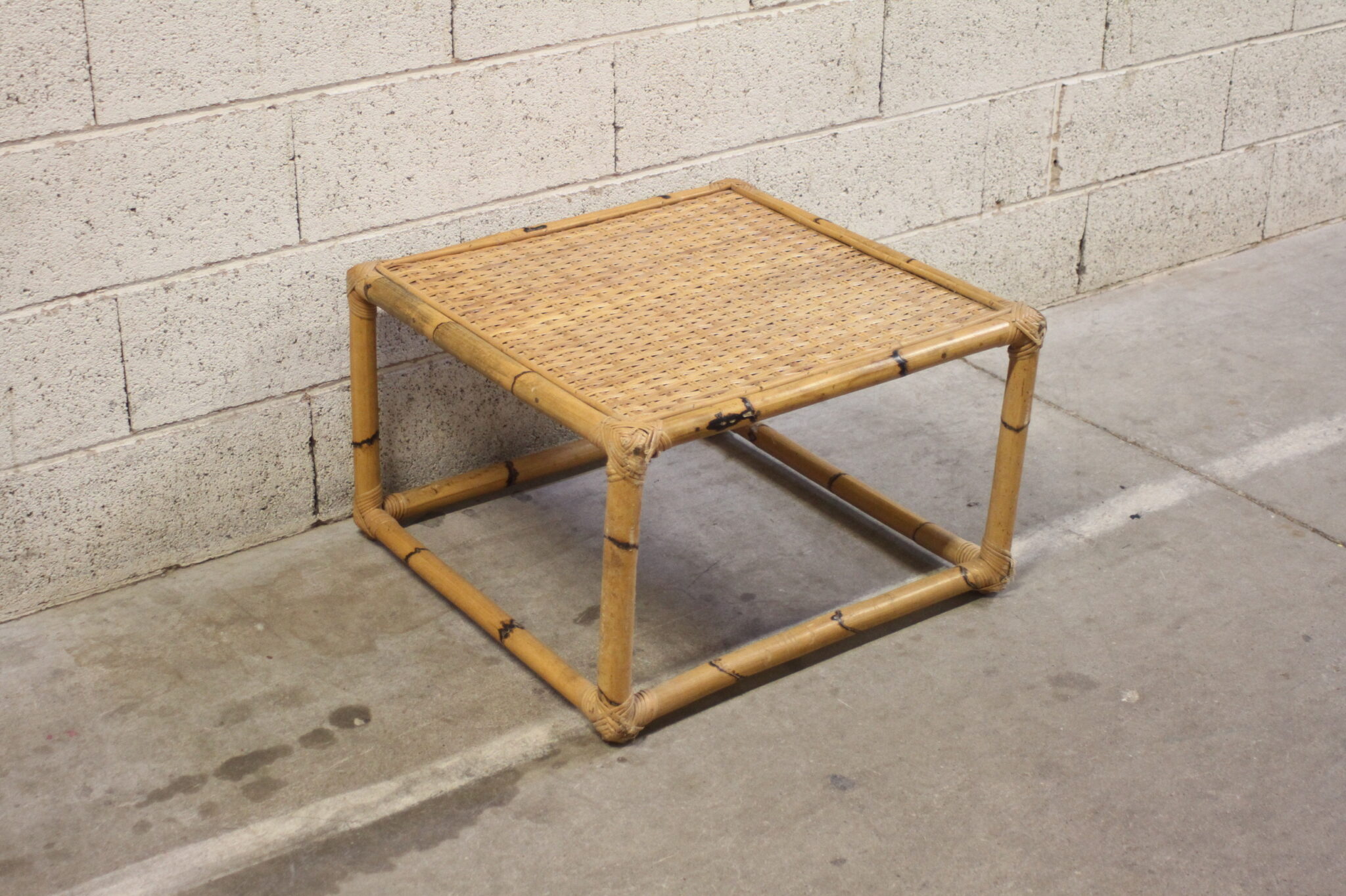 table-basse-vintage-carree-rotin-bambou-mobilier-brocante-occasion-emmaus-scherwiller-etikette (2)