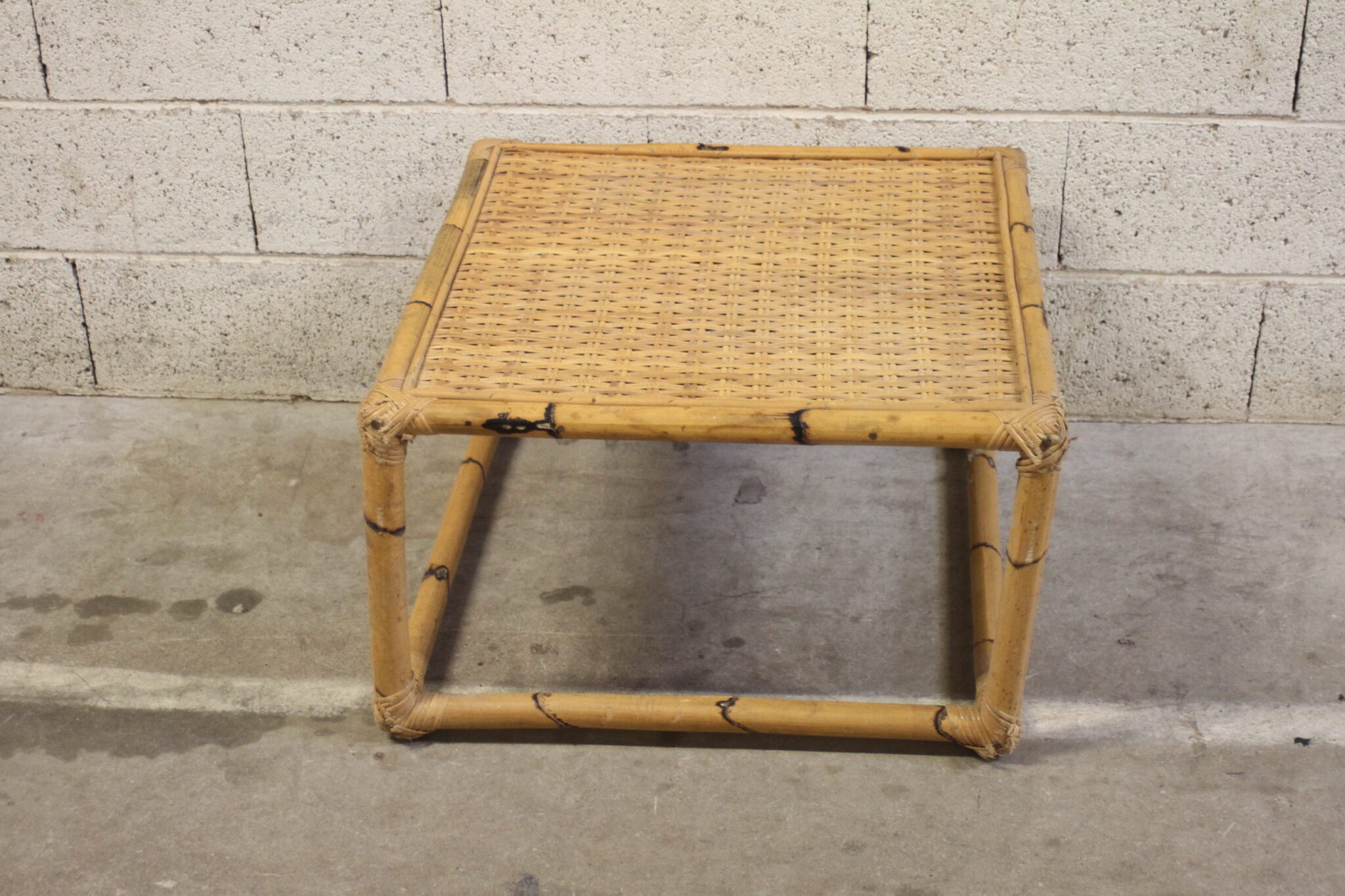 table-basse-vintage-carree-rotin-bambou-mobilier-brocante-occasion-emmaus-scherwiller-etikette (3)