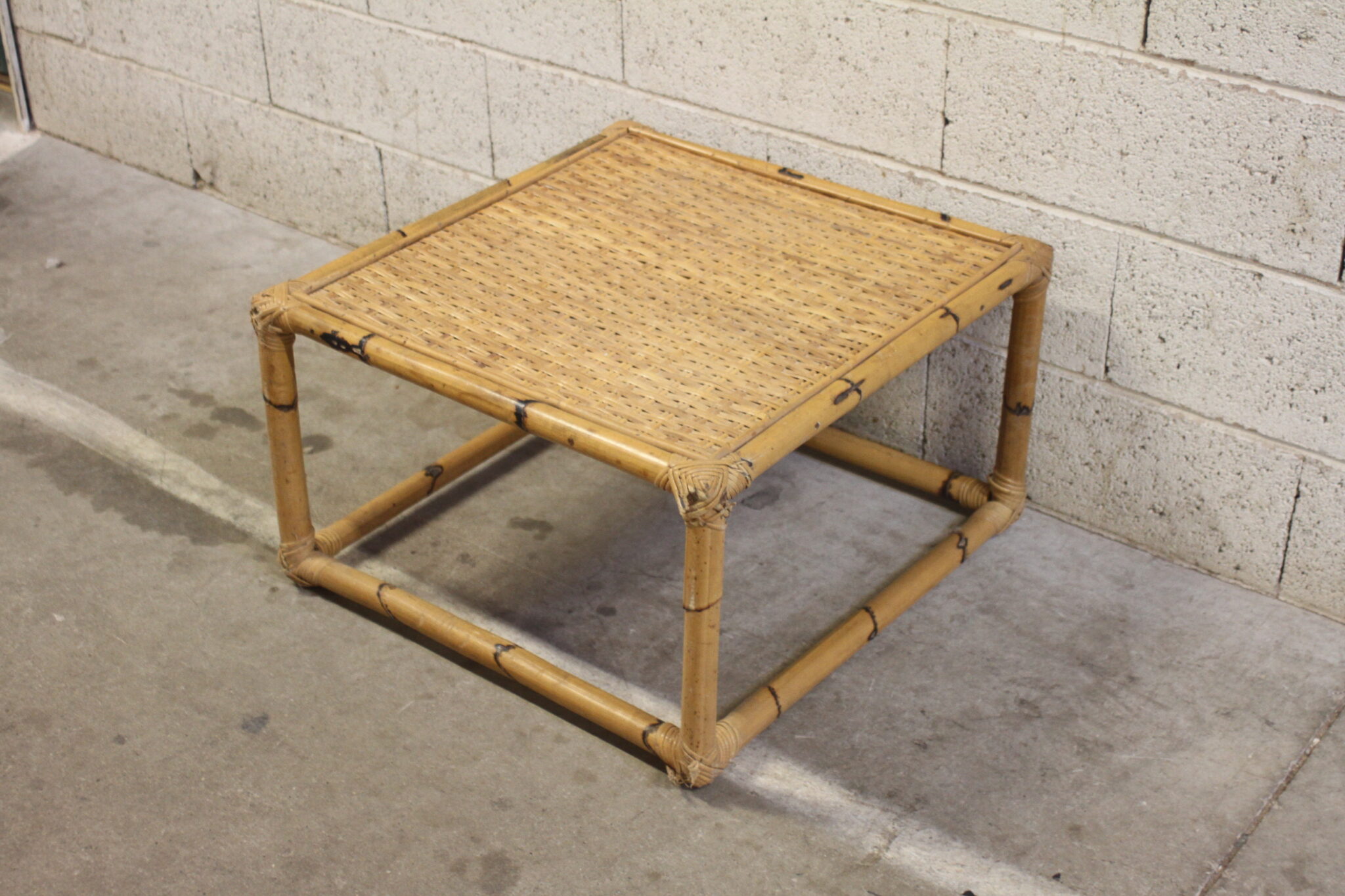 table-basse-vintage-carree-rotin-bambou-mobilier-brocante-occasion-emmaus-scherwiller-etikette (4)