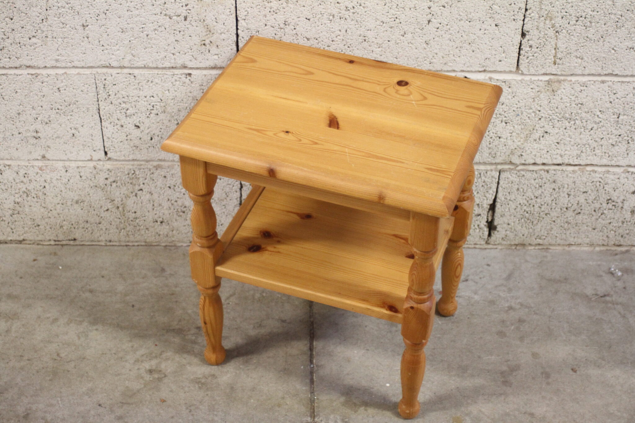 Petite table d'appoint en pin – Image 4