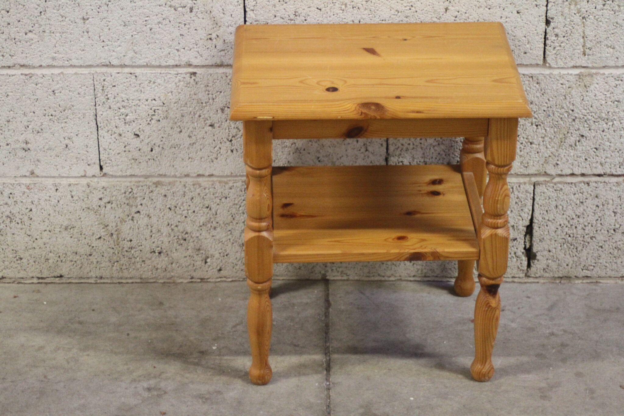 Petite table d'appoint en pin – Image 2