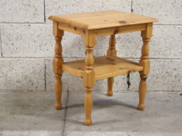 Petite table d'appoint en pin