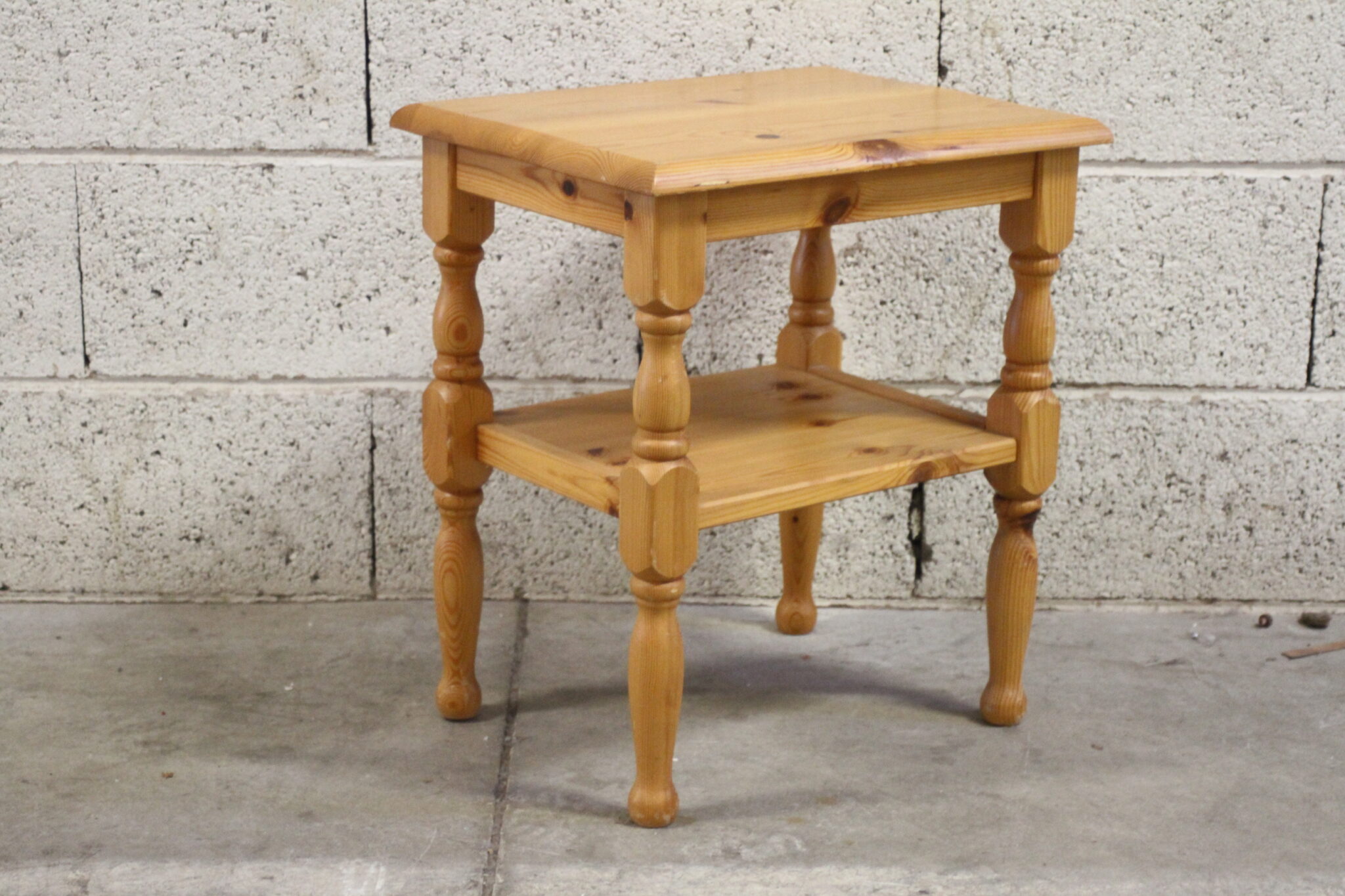 Petite table d'appoint en pin