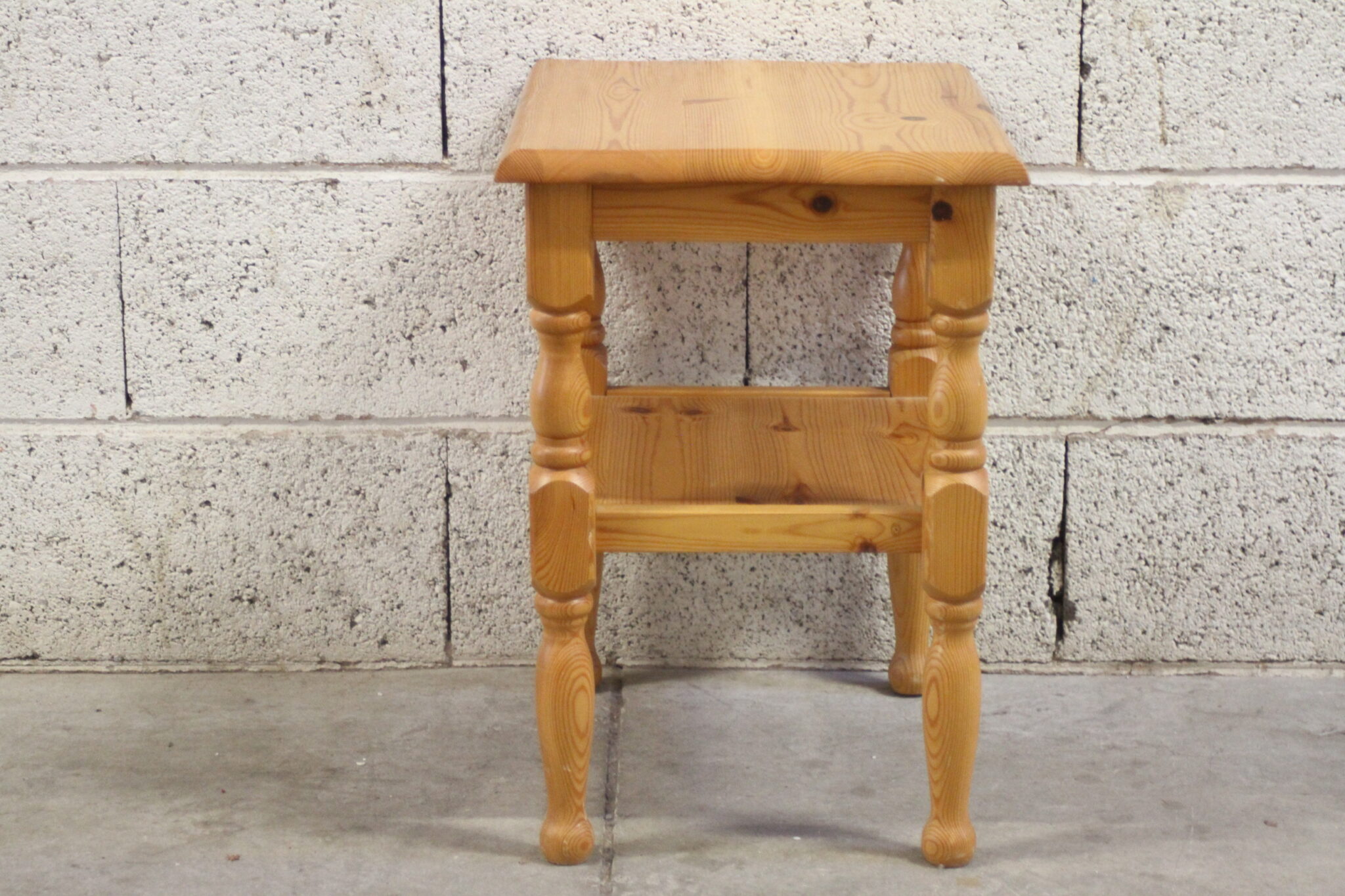 Petite table d'appoint en pin – Image 3