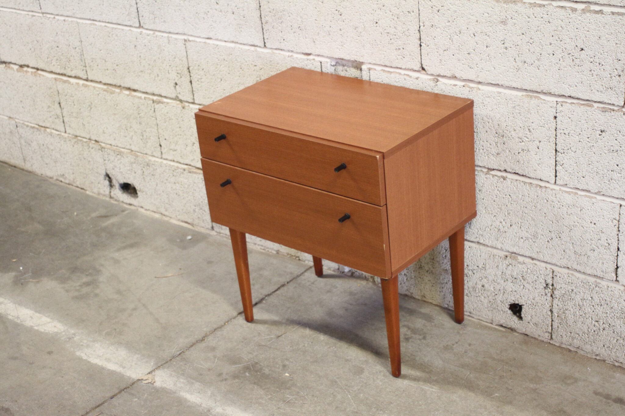 table-de-chevet-vintage-sur-pieds-design-scandinave-placage-mobilier-brocante-occasion-emmaus-scherwiller-etikette (1)