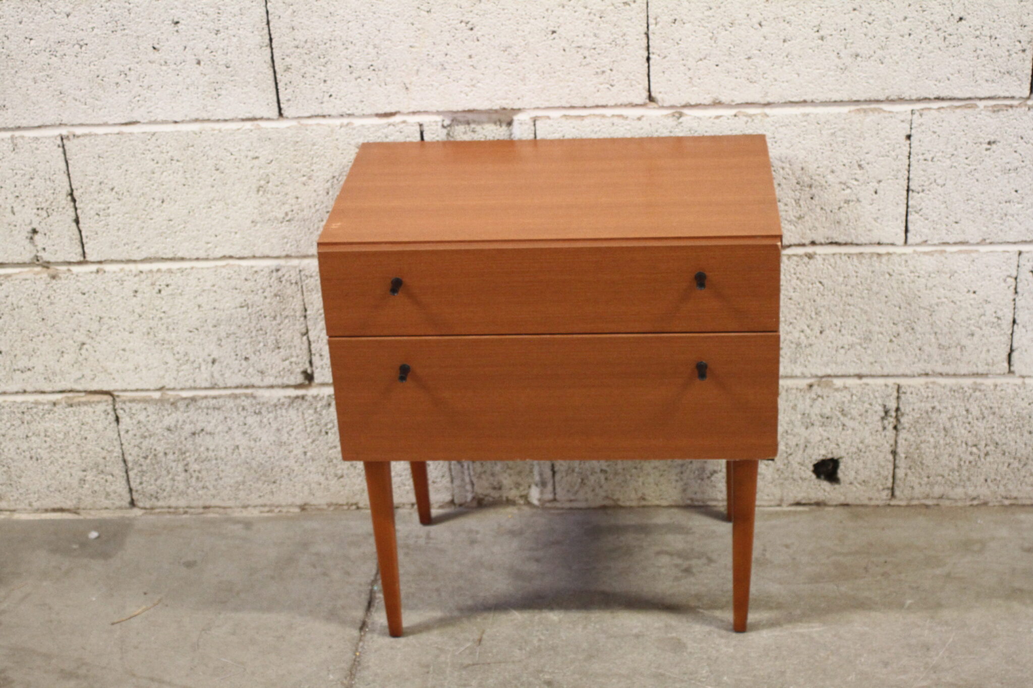 table-de-chevet-vintage-sur-pieds-design-scandinave-placage-mobilier-brocante-occasion-emmaus-scherwiller-etikette (2)