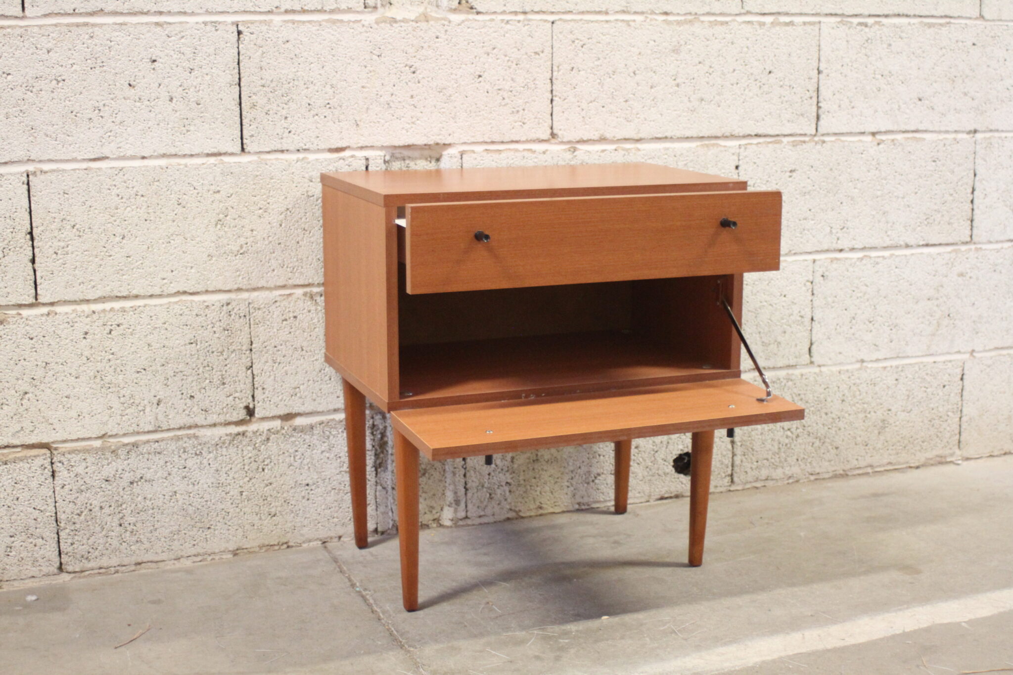 table-de-chevet-vintage-sur-pieds-design-scandinave-placage-mobilier-brocante-occasion-emmaus-scherwiller-etikette (3)