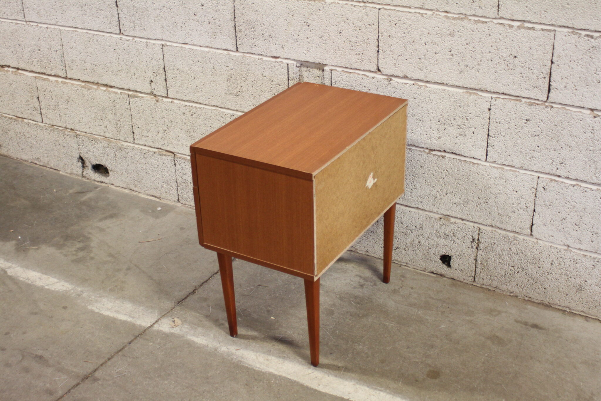 table-de-chevet-vintage-sur-pieds-design-scandinave-placage-mobilier-brocante-occasion-emmaus-scherwiller-etikette (4)
