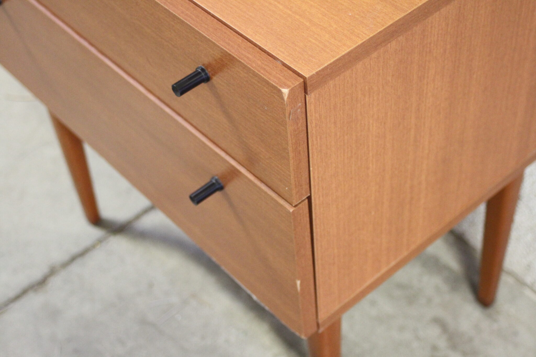 table-de-chevet-vintage-sur-pieds-design-scandinave-placage-mobilier-brocante-occasion-emmaus-scherwiller-etikette (5)