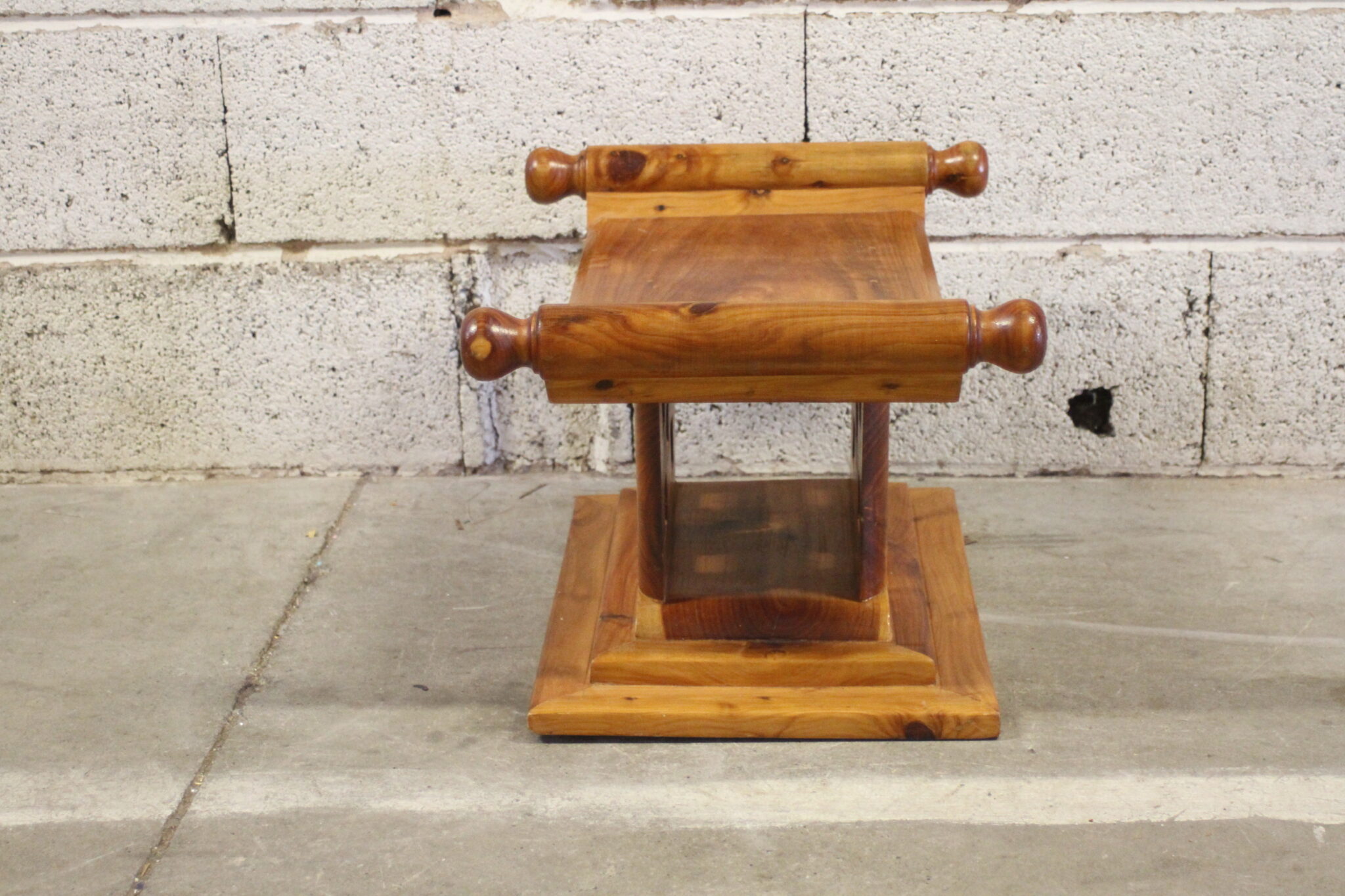 tabouret-repose-pieds-bois-massif-inspiration-tribale-mobilier-brocante-occasion-emmaus-scherwiller-etikette (1)