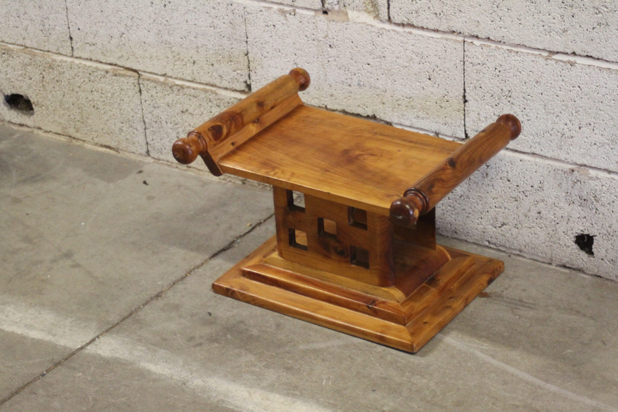 tabouret-repose-pieds-bois-massif-inspiration-tribale-mobilier-brocante-occasion-emmaus-scherwiller-etikette (2)