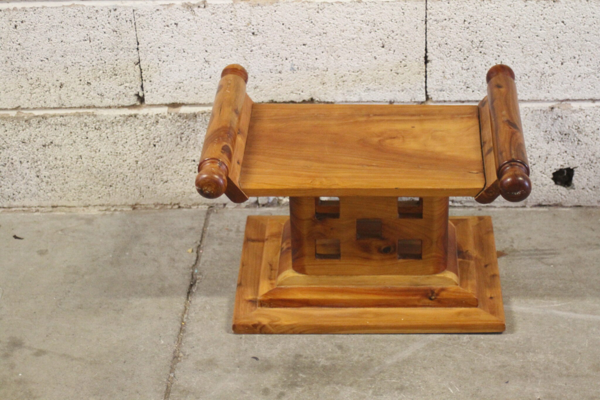 tabouret-repose-pieds-bois-massif-inspiration-tribale-mobilier-brocante-occasion-emmaus-scherwiller-etikette (3)